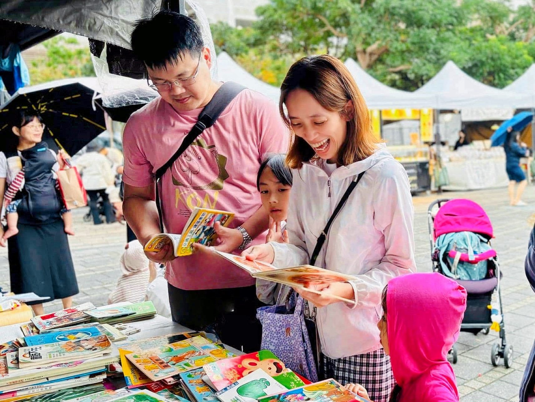 活動設置「二手童書漂流站」等公益攤位，鼓勵資源循環再利用。.