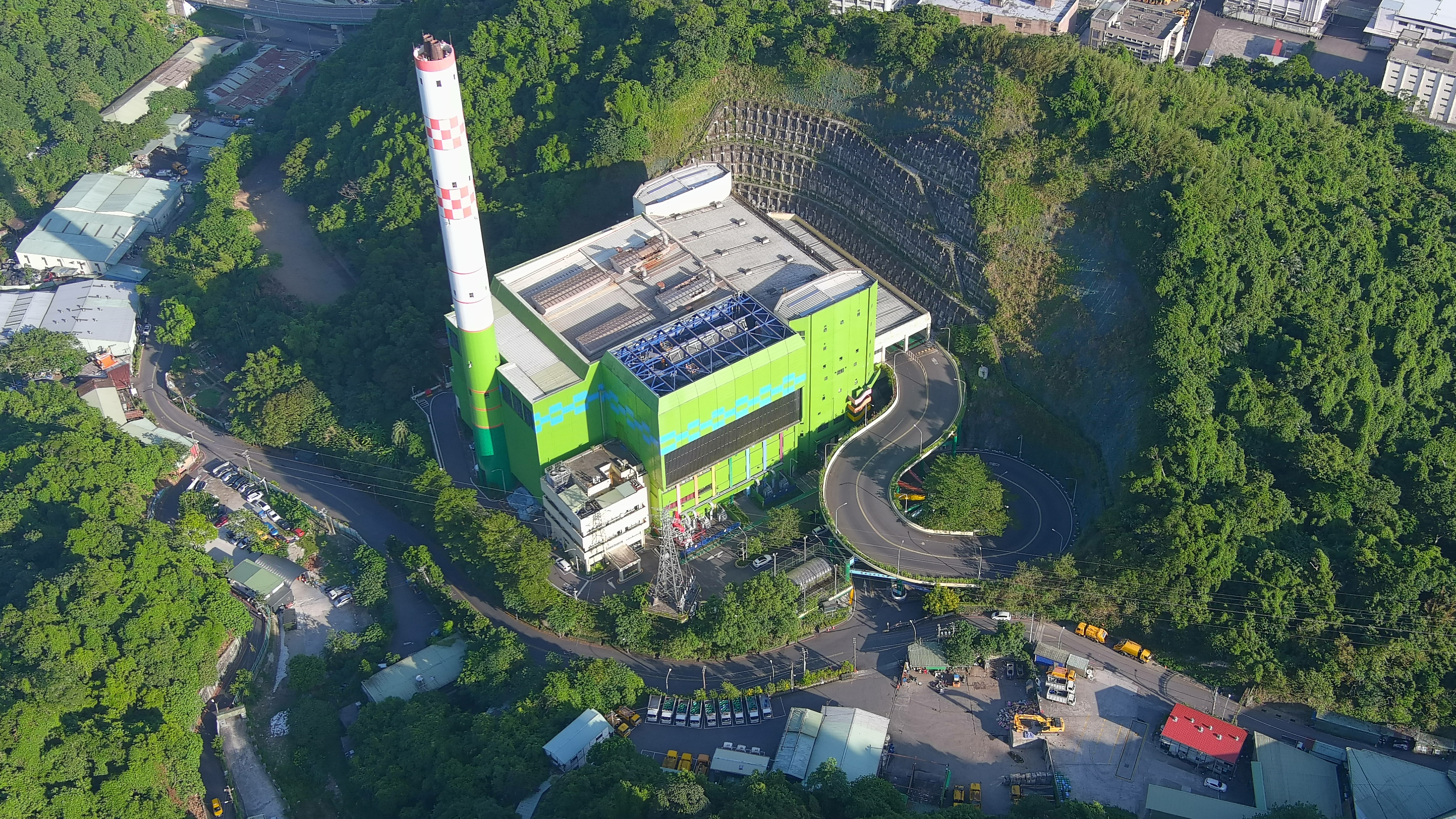 「新店垃圾焚化廠」獲環境教育設施認證肯定，象徵新北市在廢棄物處理與環境教育推動方面，持續雙軌並進