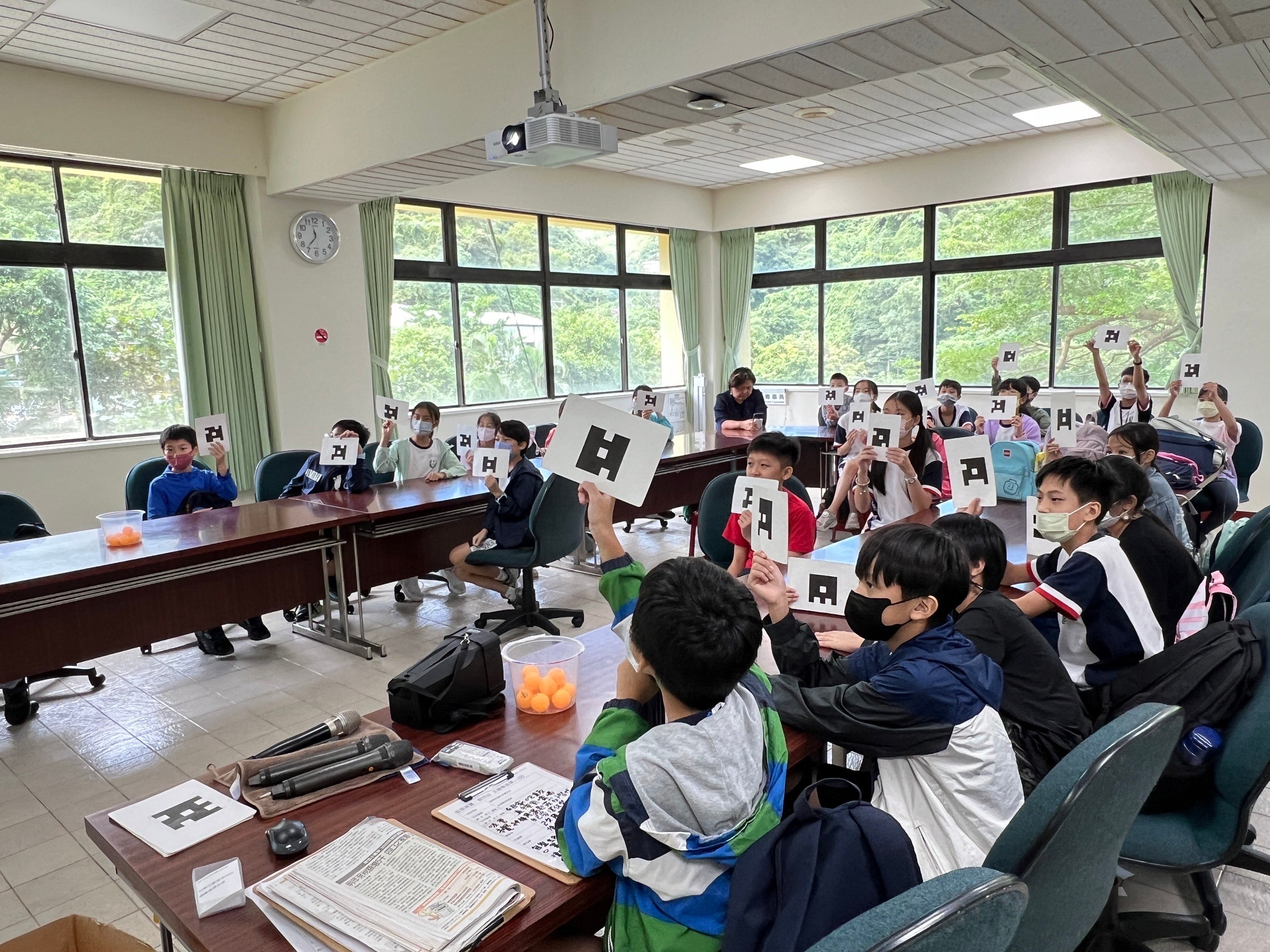 新店垃圾焚化廠與鄰近學校合作，安排國小高年級學生實地參訪，從小培養正確環保觀念