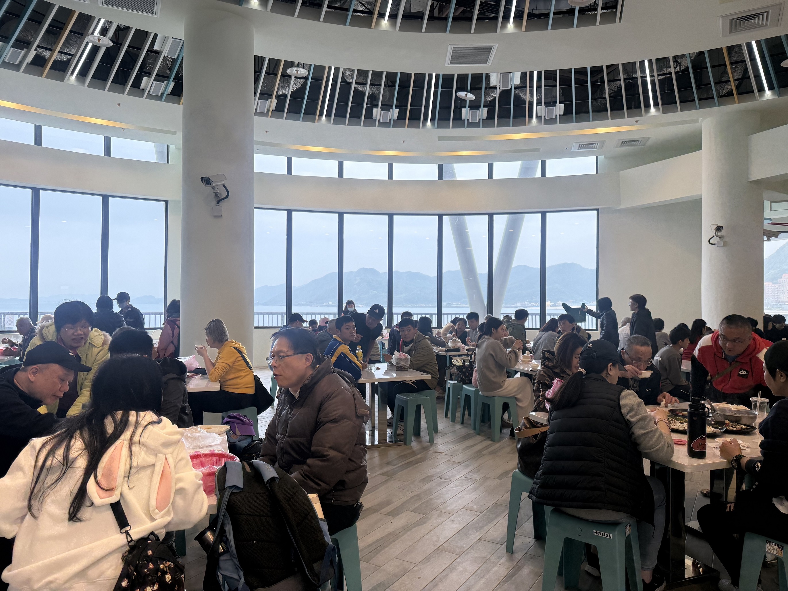 龜吼漁夫市集二樓挑高面海的用餐空間