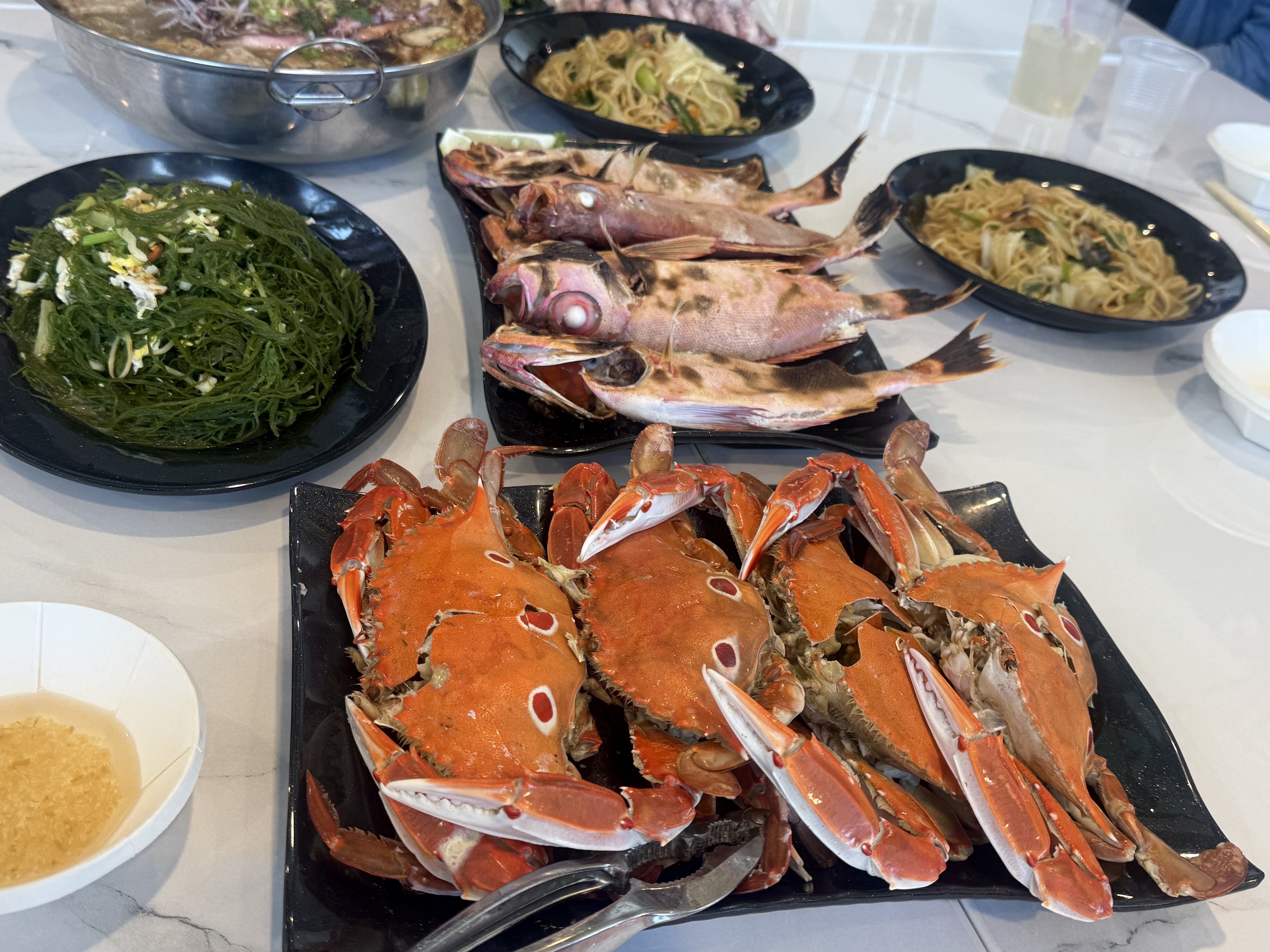 龜吼漁夫市集二樓熟食攤提供各式美味海鮮料理