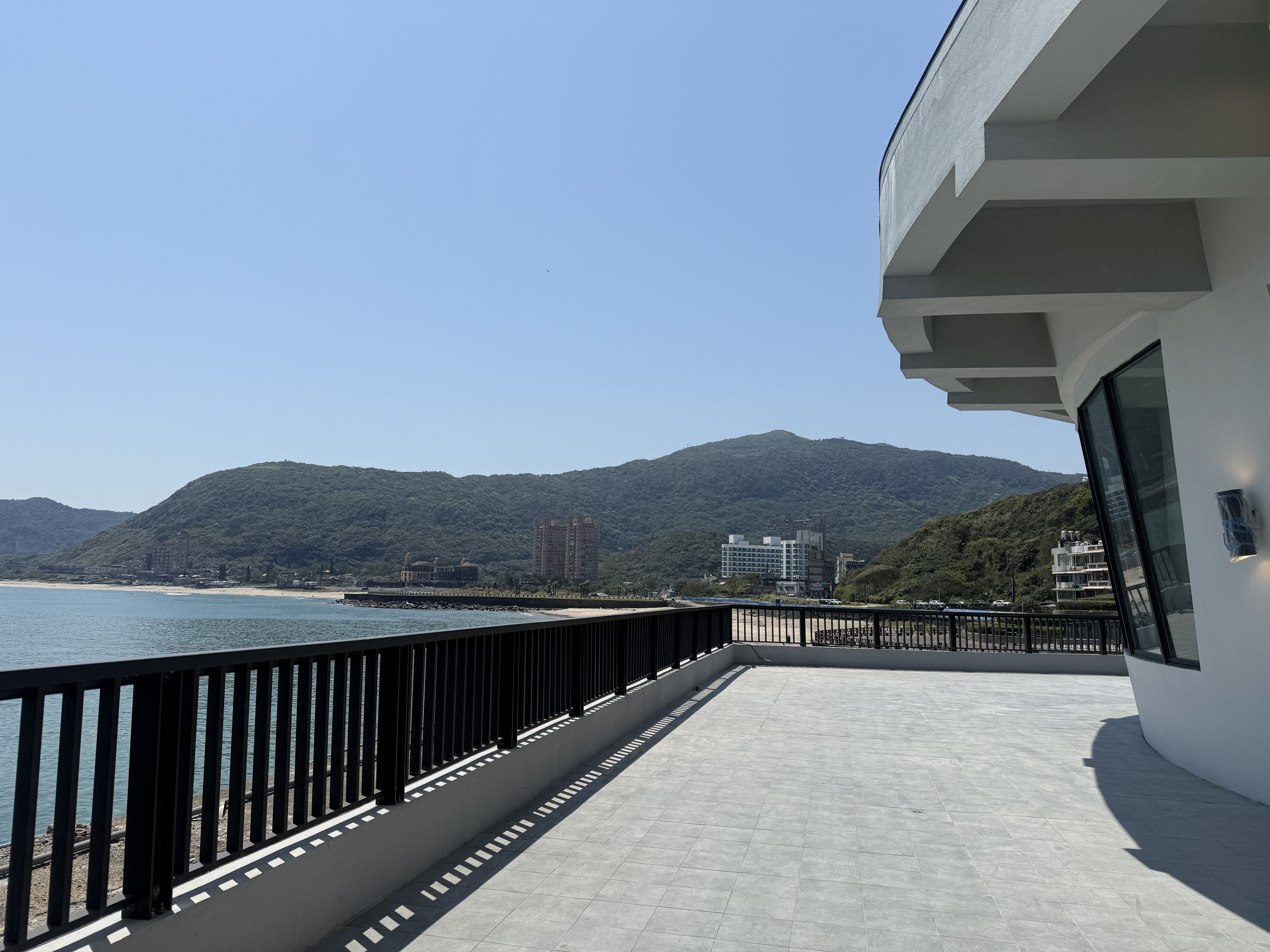 龜吼漁夫市集二樓戶外觀海平台  可以眺望維納斯海岸線