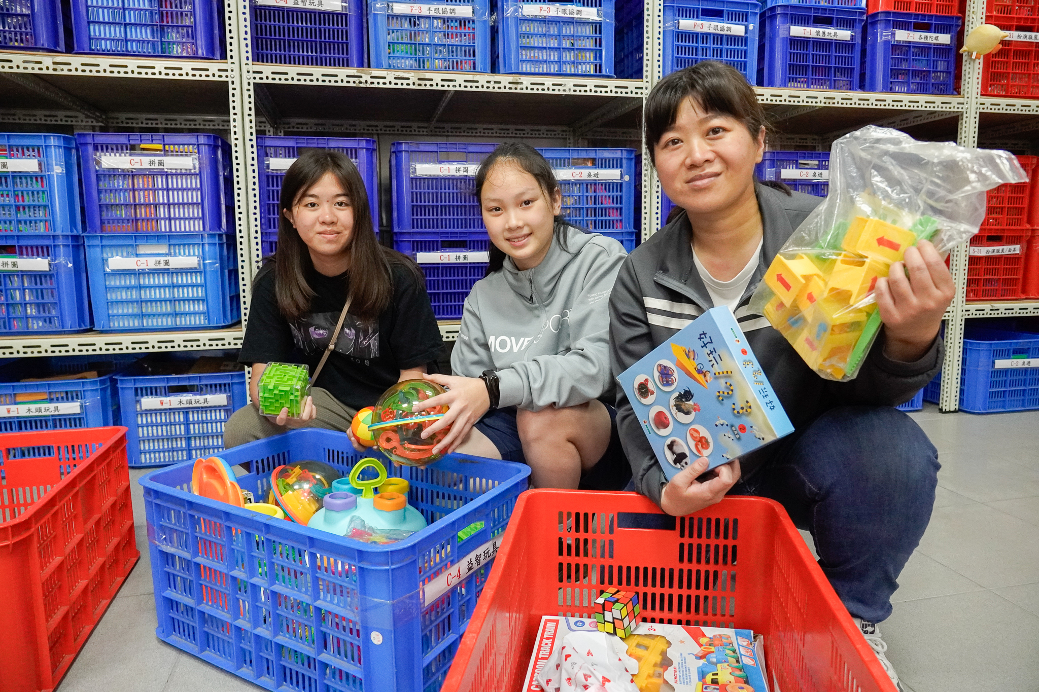 家長簡媽媽(右1)與女兒及女兒同學參與玩具志工體驗，直呼原來分類的工作不容易，但能讓玩具發揮最大價值、創造善的循環，很有意義。