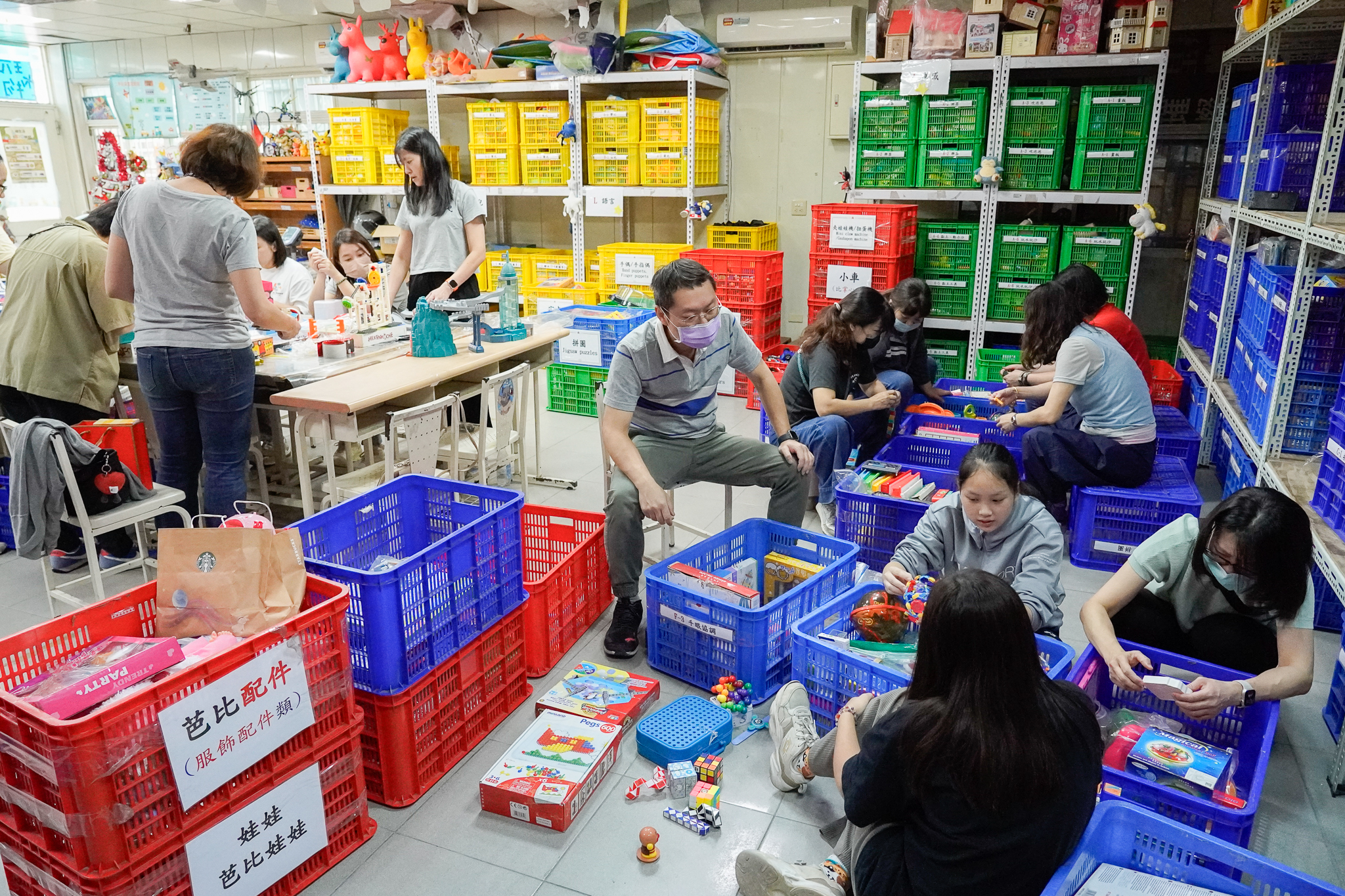 親子一起為玩具分類與裝箱