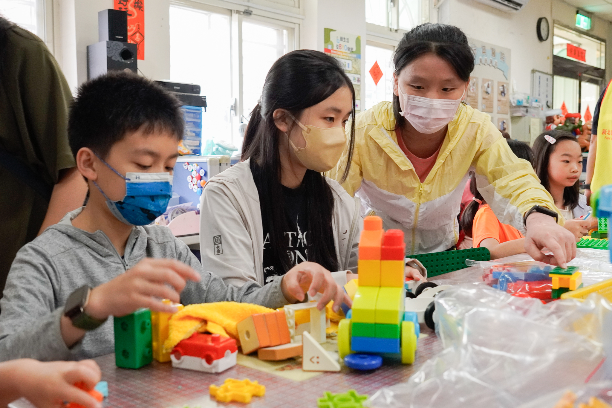 第一次參與二手玩具回收服務的小志工周同學(右1)說，雖然清潔分類玩具沒有想像中容易，但一想到可以送往需要的孩子手中，便覺得過程很值得。
