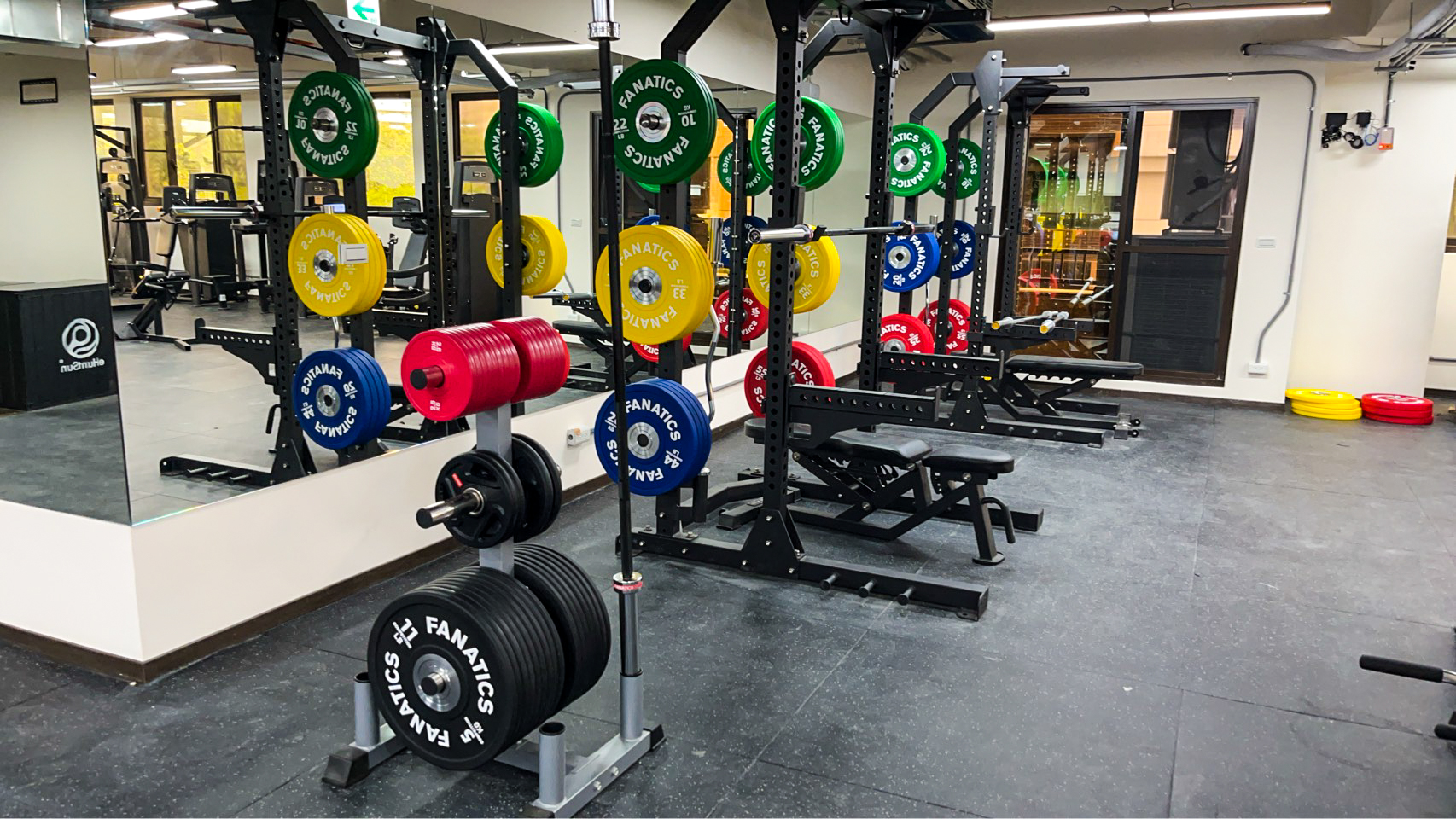  新北運動聚點健身中心插旗江子翠重劃區 場館內配備最新的數位重訓、有氧設備