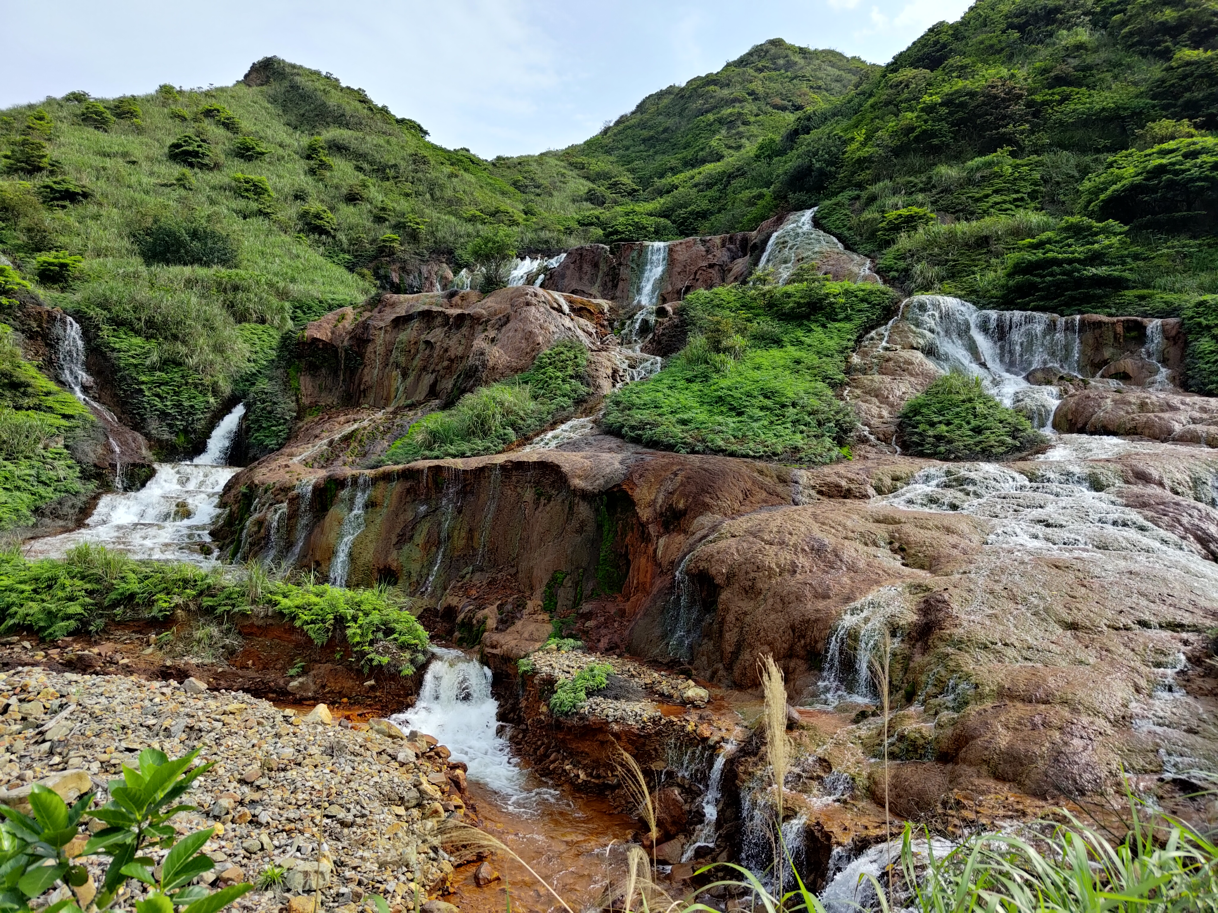 新北市擁有三處臺灣世界遺產潛力點，包括金礦歷史濃厚的「水金九礦業遺址」。圖為水金九礦業遺址-黃金瀑布