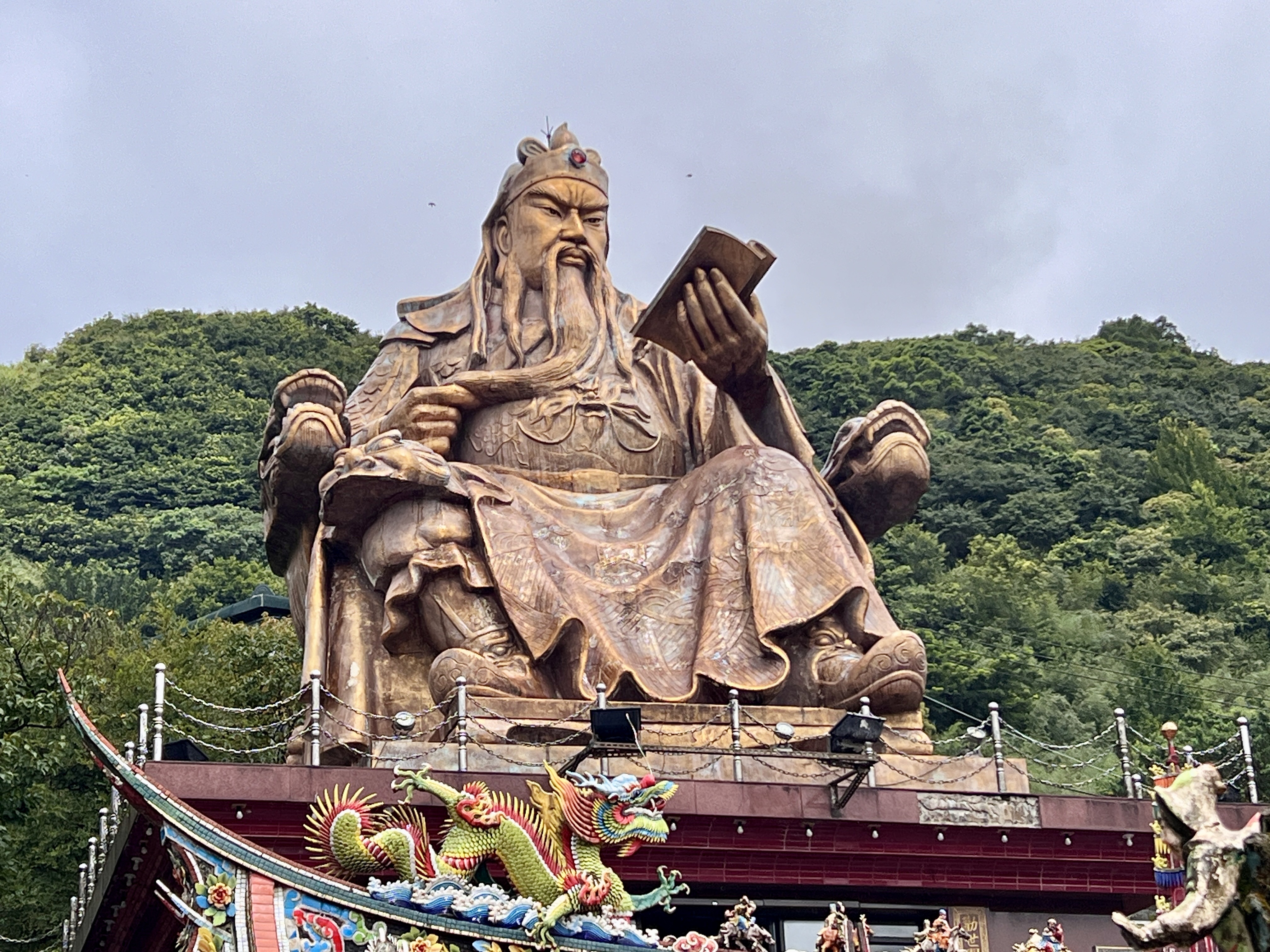 點石成金路則是一趟向礦工致敬的祈福巡禮，此路線橫跨三峽與金九地區，拜訪多座具歷史意涵的廟宇(圖為勸濟堂的純銅鑄造關公神像)。