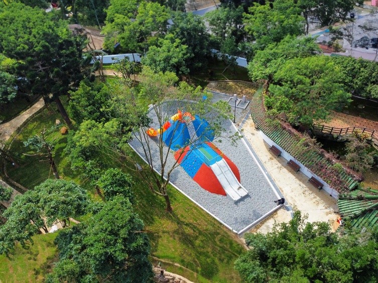 三芝的兒三公園園內有草地廣場、遊戲區與體健設施，是全家人動靜皆宜的好去處