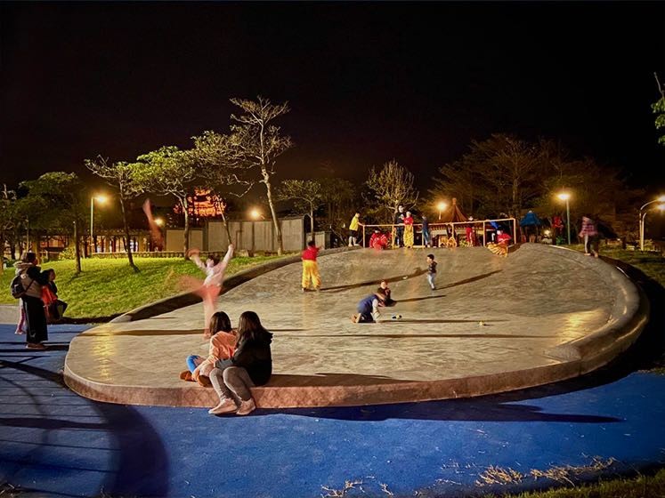貢寮澳底公園以海洋元素為設計主題，設有九孔殼造型的磨石子溜滑梯等好玩設施，讓孩子們驚呼連連，夜晚還有點亮的「星光廊」更添浪漫氛圍