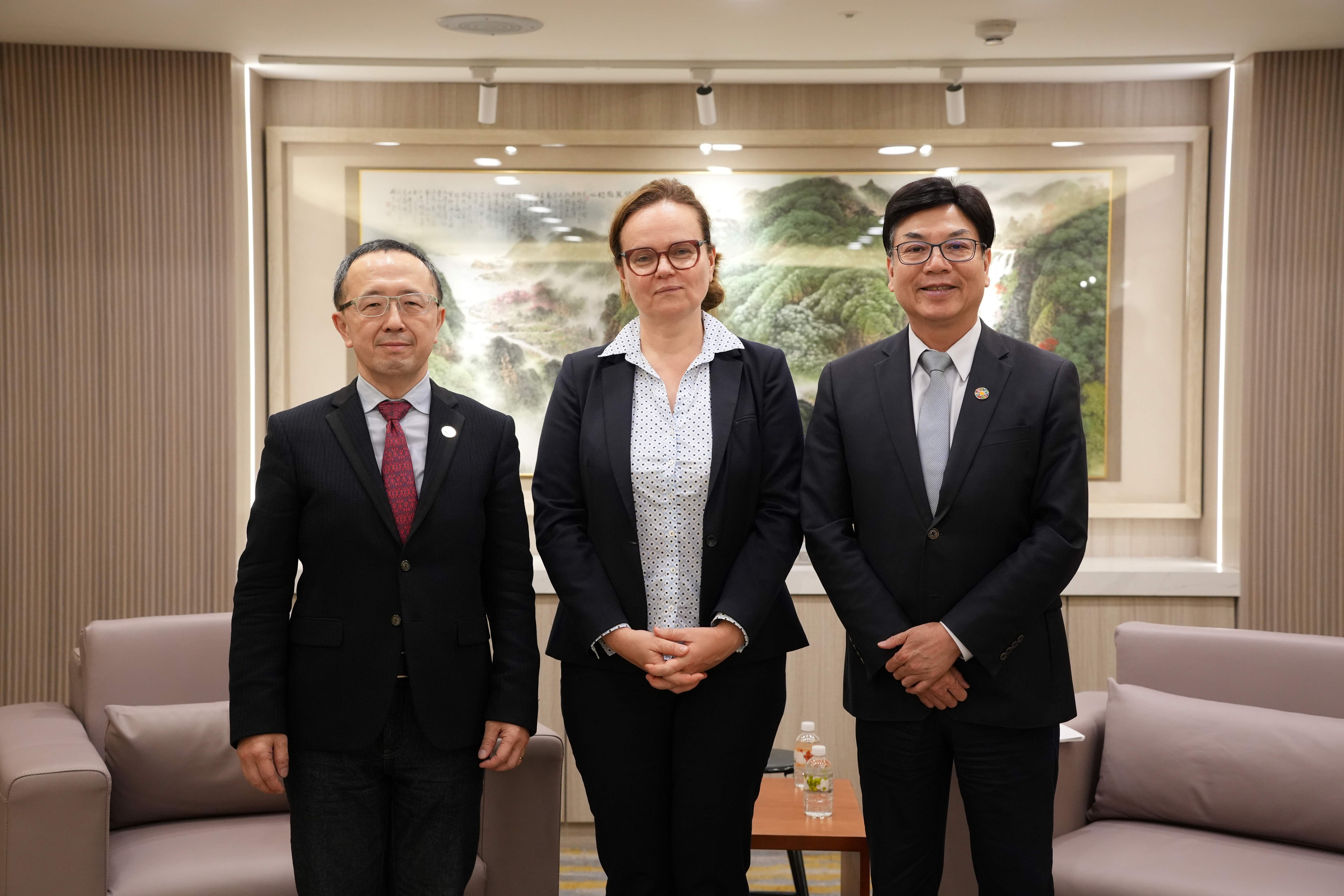 劉和然副市長與歐洲議會資訊處處長Aleliunaite、台大蘇宏達教授合影。
