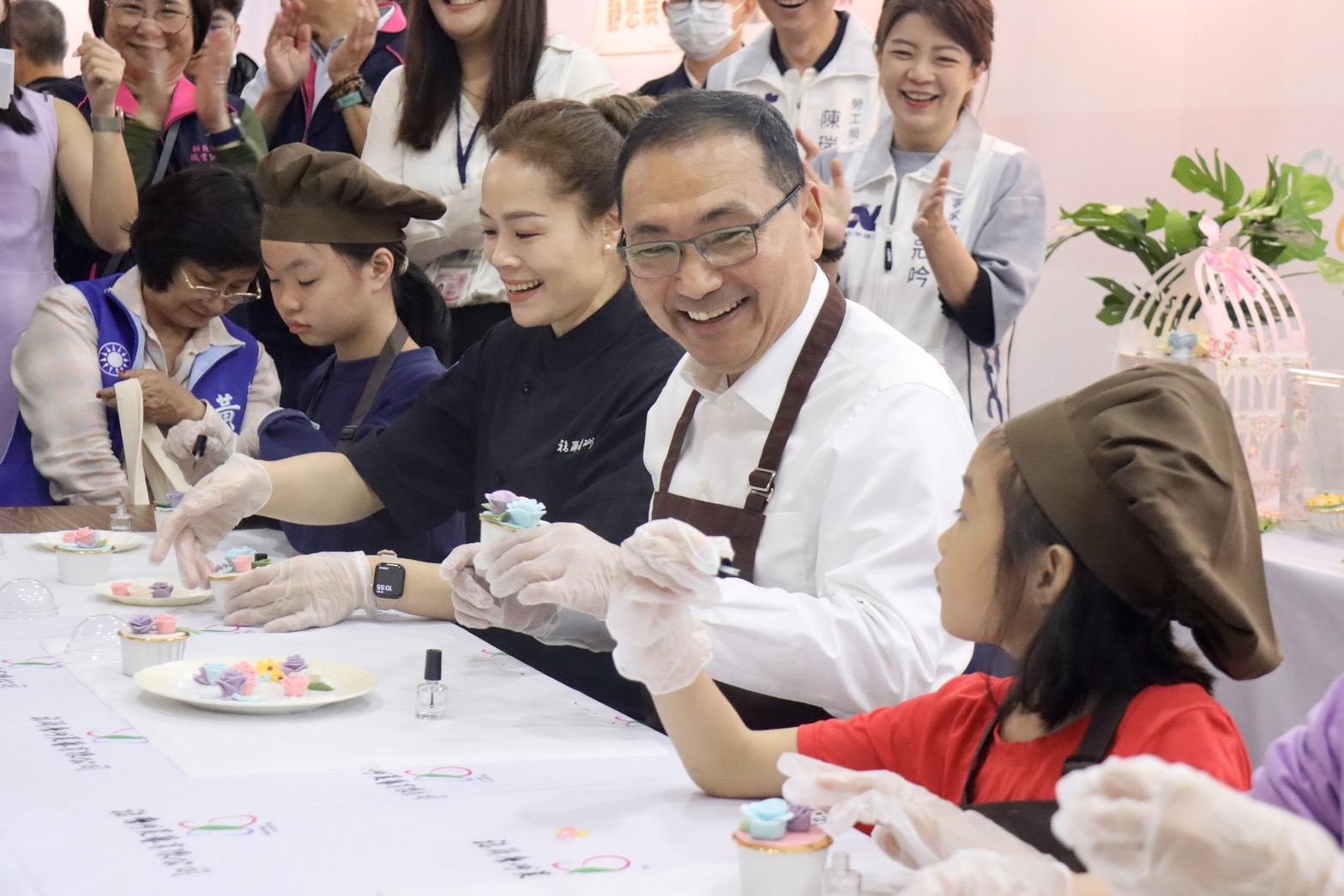 市長與小朋友一同裝飾杯子蛋糕