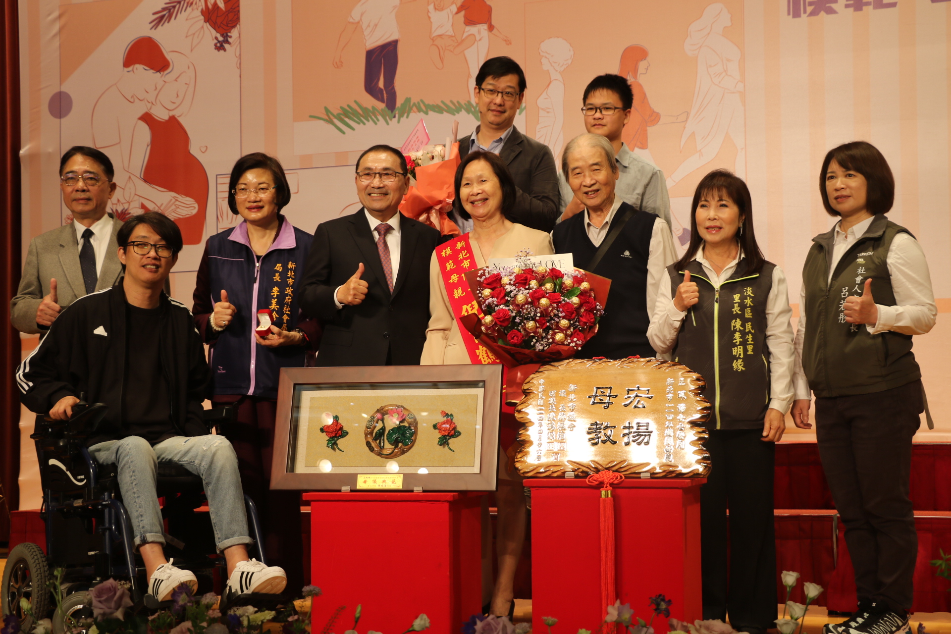  淡水區倪伍鶴放棄工作 照顧因車禍全身癱瘓的兒子 獲侯友宜頒模範母親 