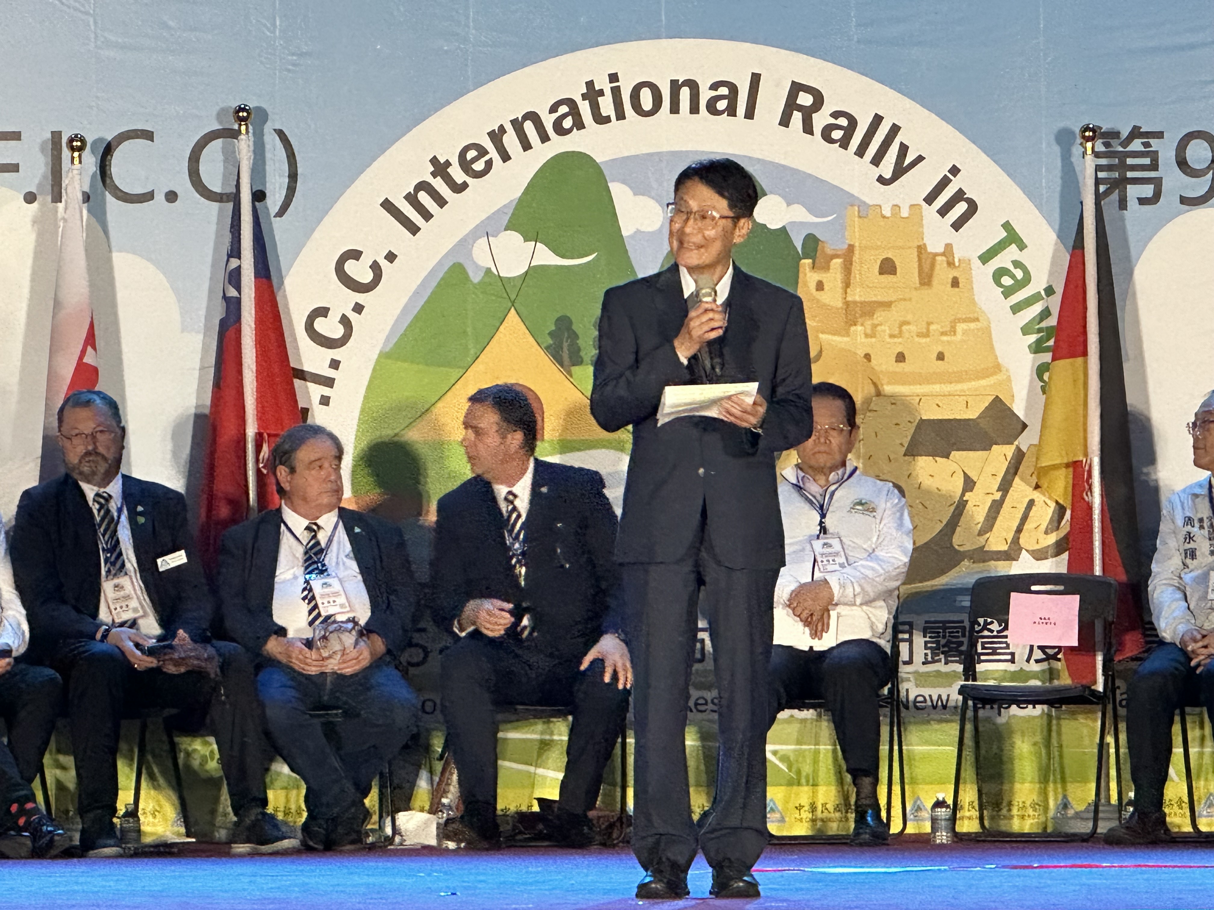 新北市副市長陳純敬於第95屆世界露營大會中開幕式中致詞，並邀請露營同好順遊活動會場周遭新北好山好水好景點。