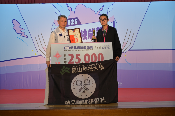 咖啡拉花大專組冠軍陳修醫