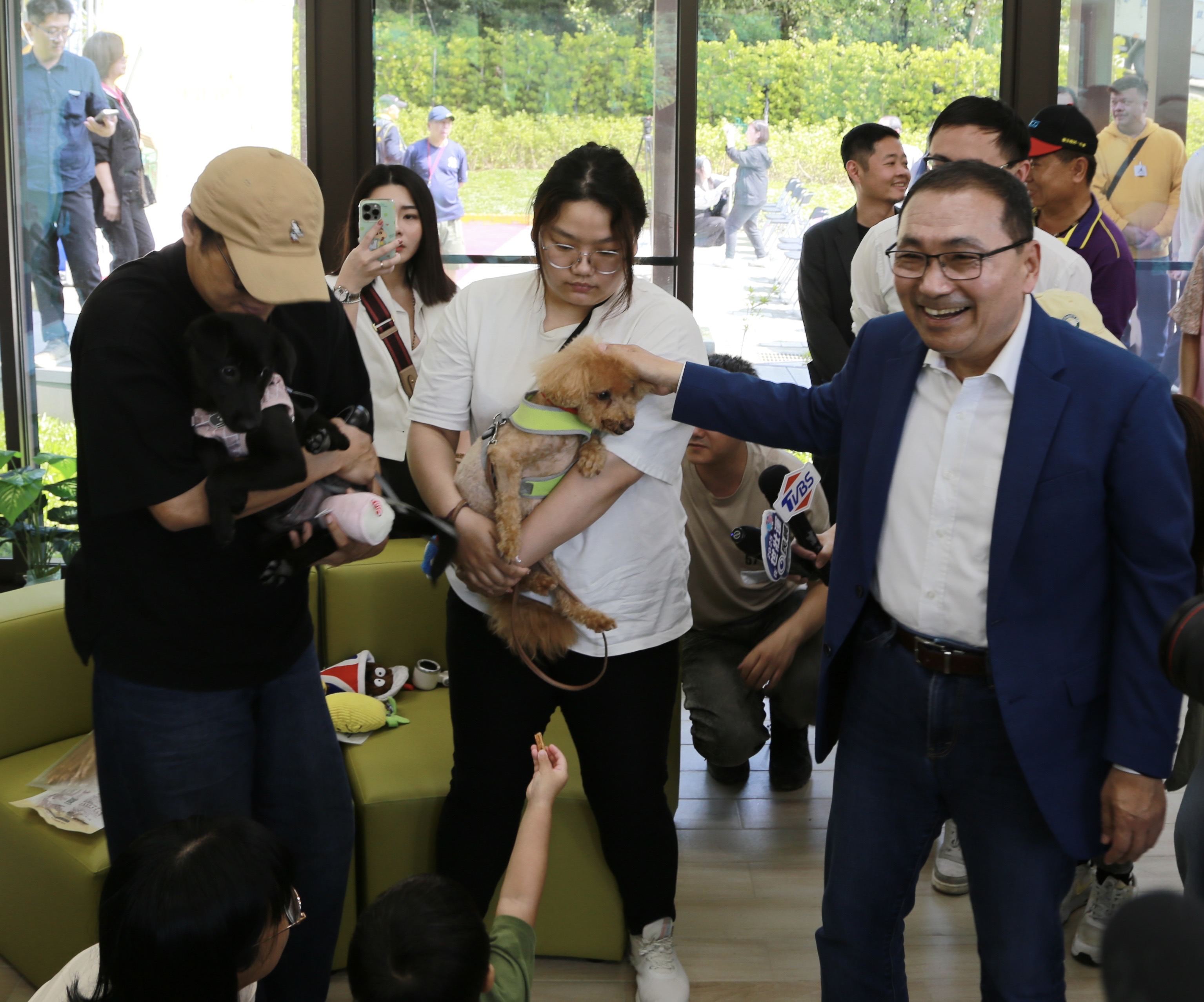 新北市長侯友宜出席瑞芳動物之家啟用典禮，於動物互動區與民眾及犬隻互動。