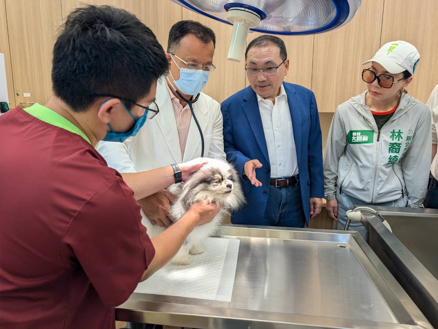 新北市瑞芳動物之家啟用典禮，市長侯友宜出席，動物之家獸醫師於全新醫療室進行動物醫療健檢。