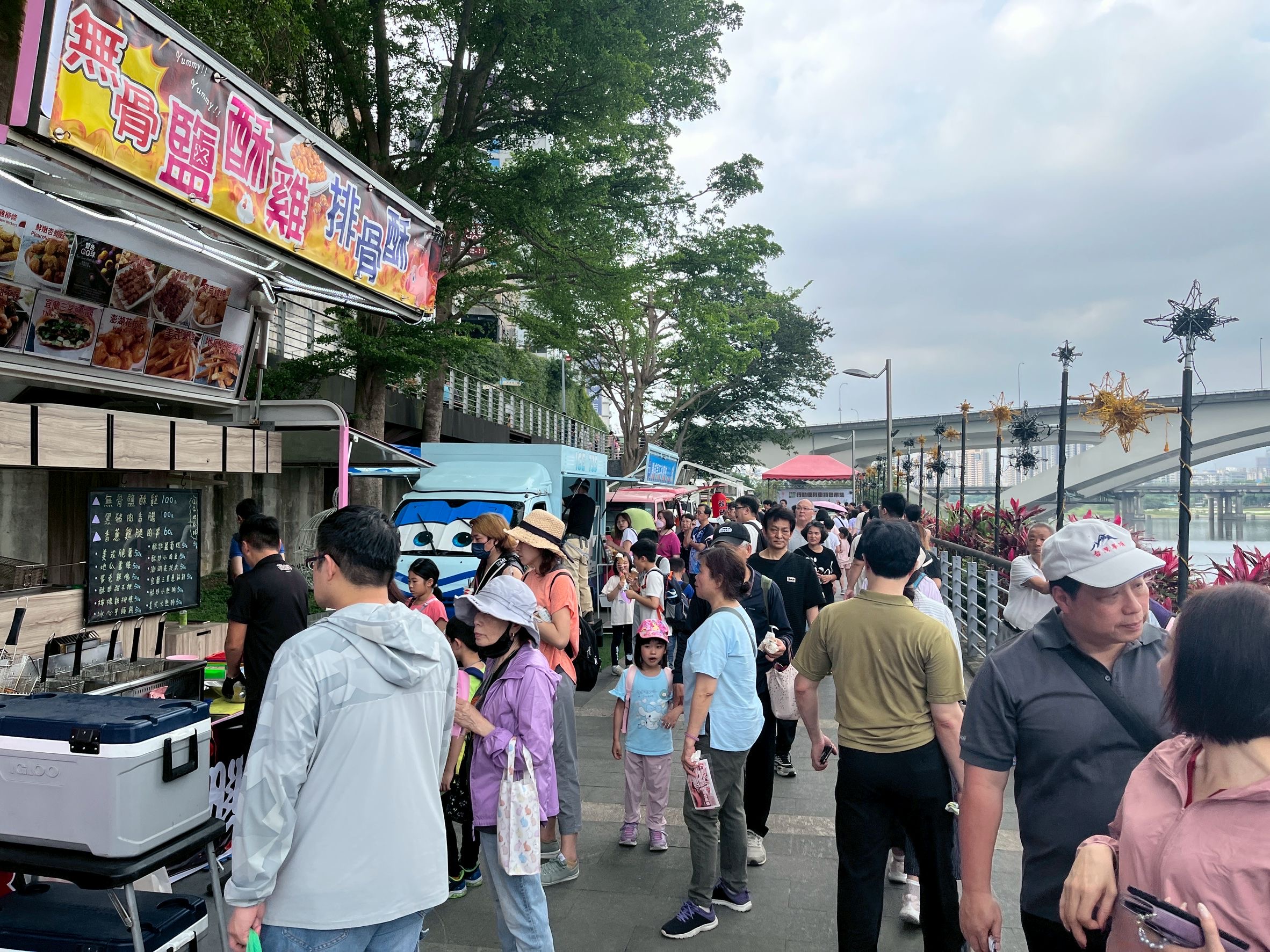 行動餐車市集匯集各式特色美食，包括現烤披薩、炒麵麵包、熱狗堡、壽司、炸物烤串、冰淇淋、咖啡及茶飲等，滿足遊客不同口味需求。