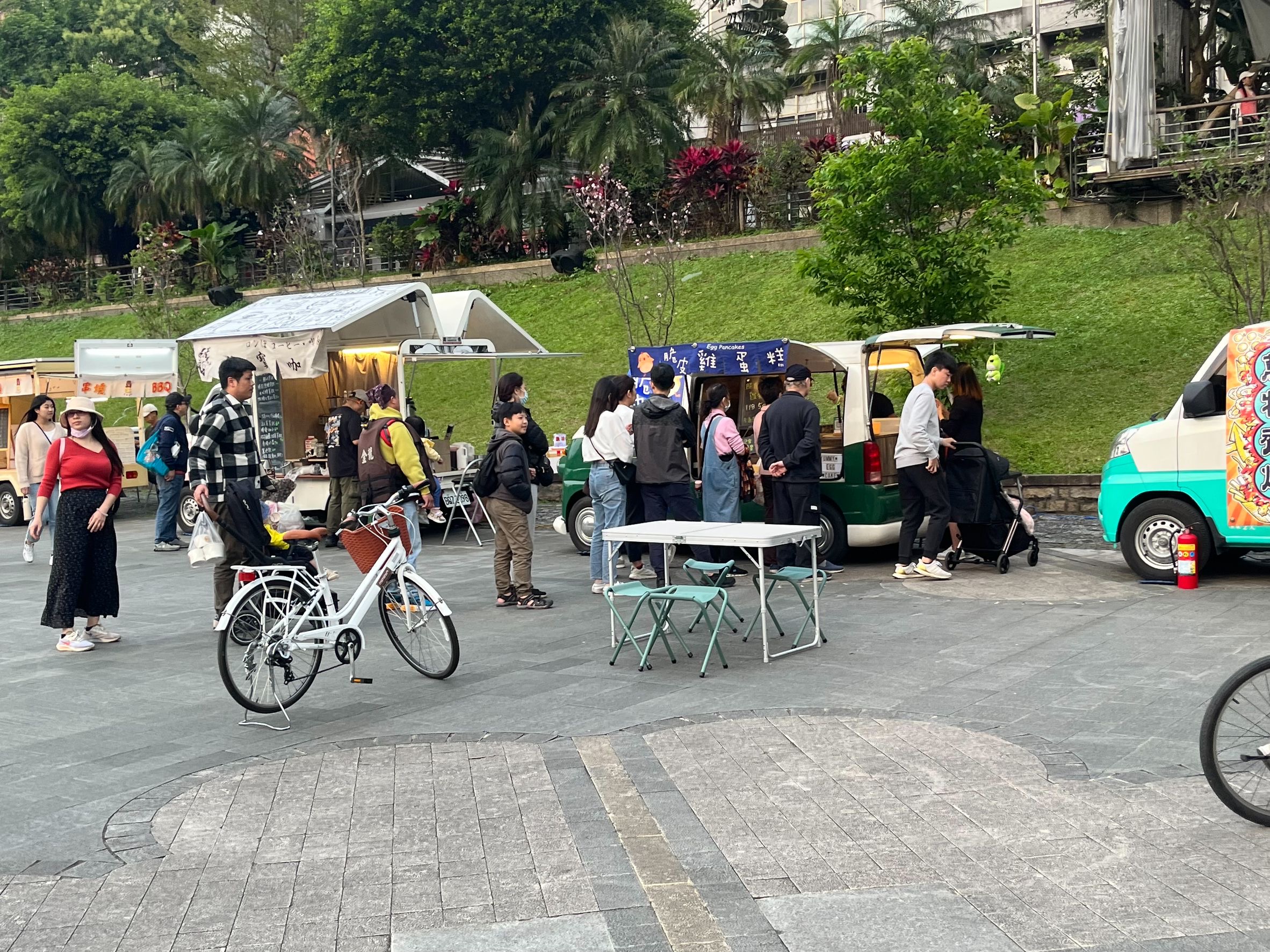 新北市政府於碧潭推出假日行動餐車市集，市集每週六設於碧潭吊橋西岸旁平台，每週日則在碧潭東岸廣場登場成為民眾假日出遊的新亮點。