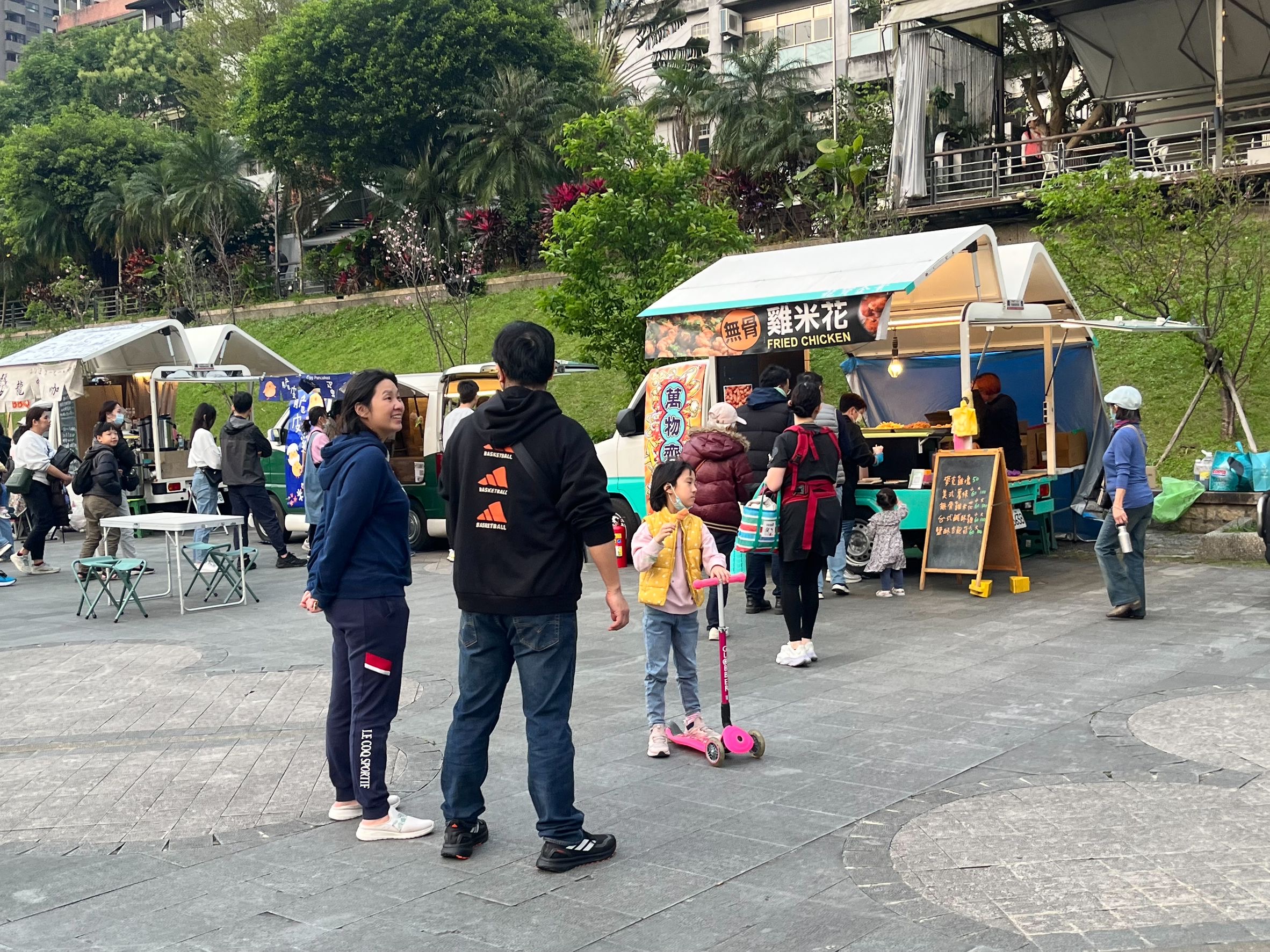 行動餐車市集進駐碧潭東西岸，為假日漫遊增添美食樂趣。