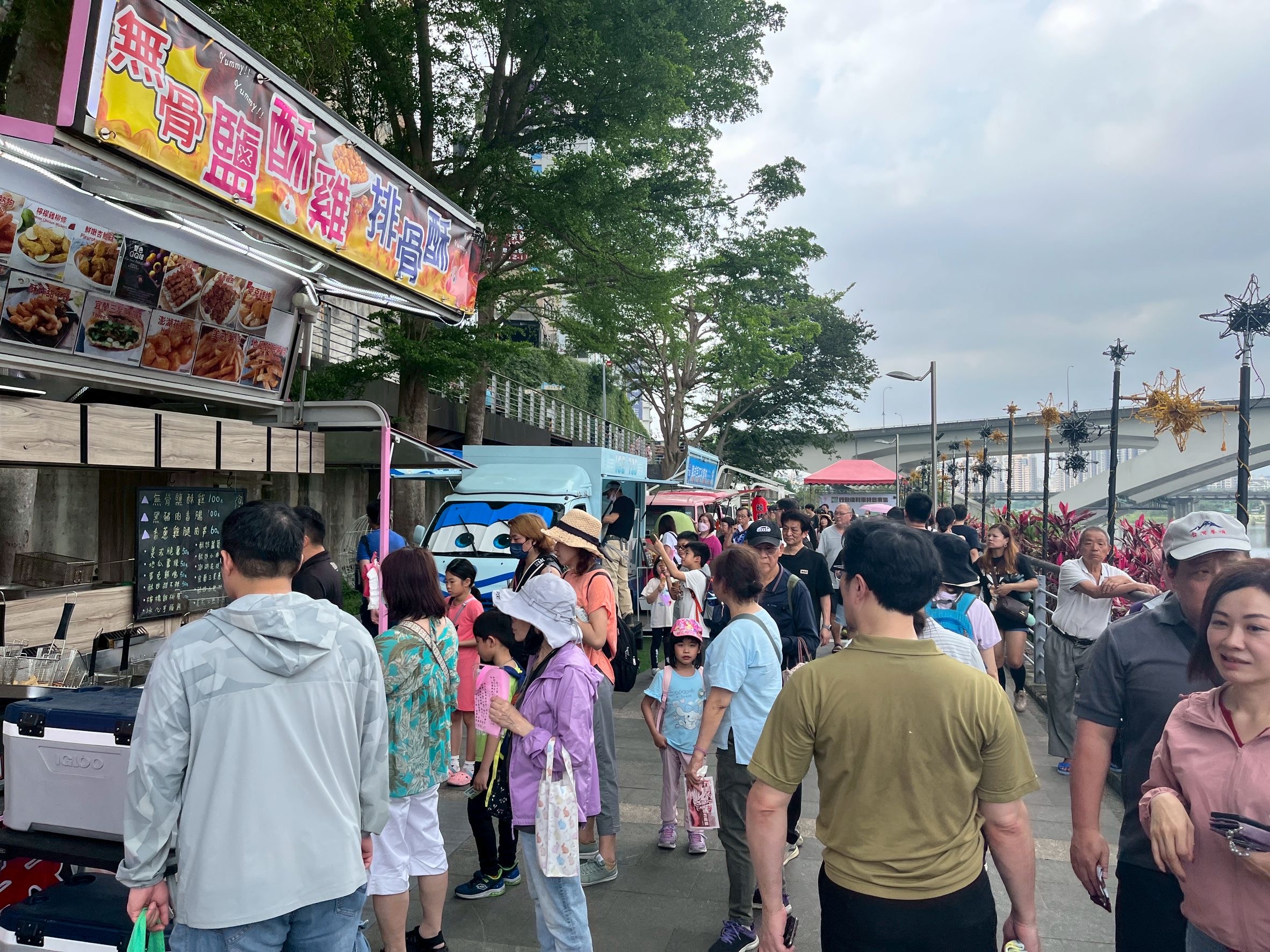  邊享受美食、邊欣賞碧潭河岸美景，假日氛圍愜意滿分。