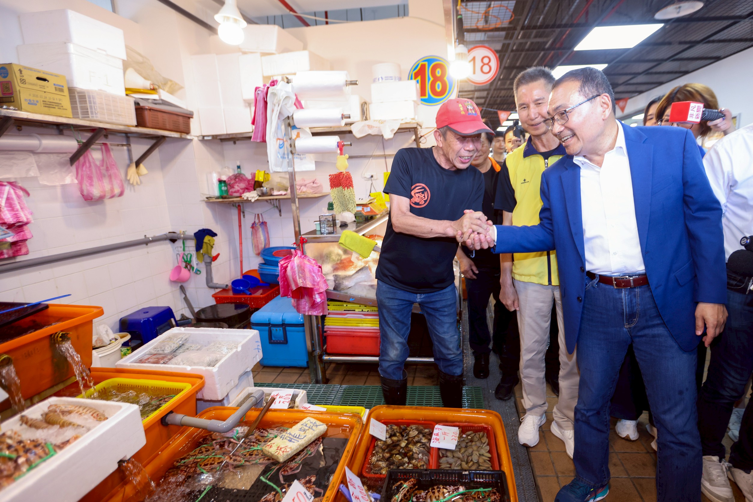 龜吼漁夫市集改建後明亮寬敞且生鮮與熟食分層販售，提供更好的消費環境