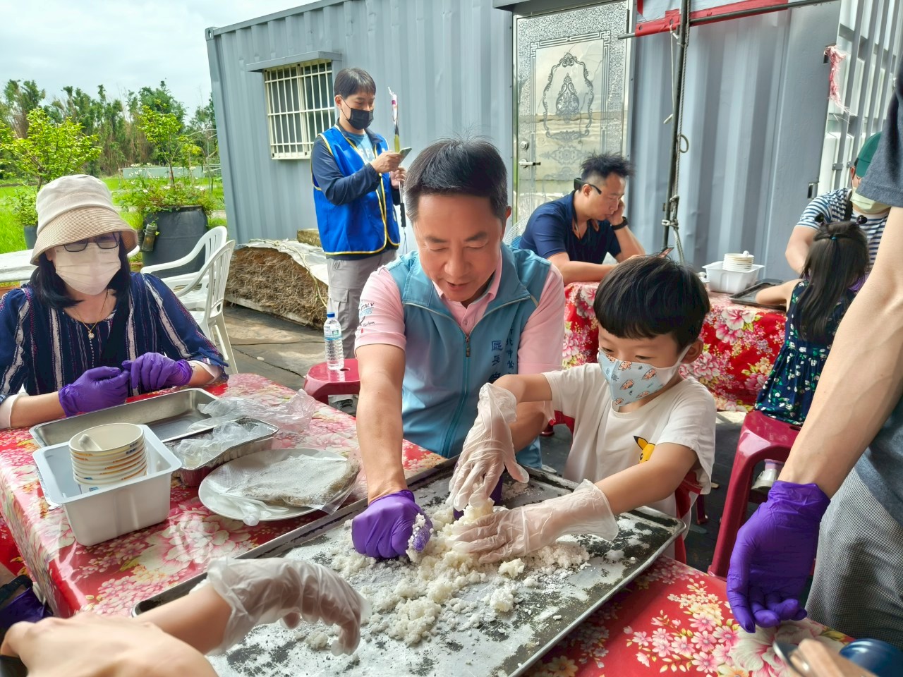 區長與客家局主秘客家三角湯圓製作