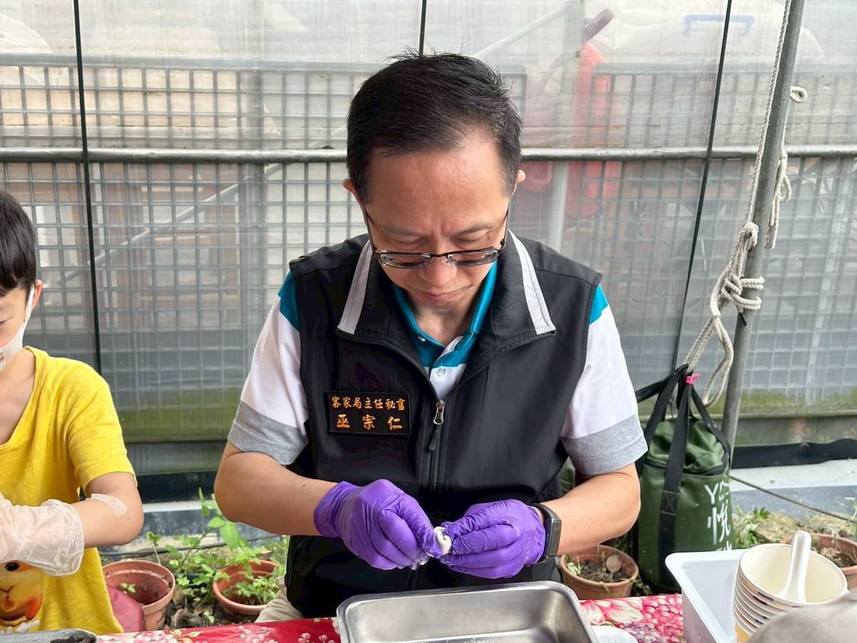  客家局巫宗仁主秘參與diy體驗