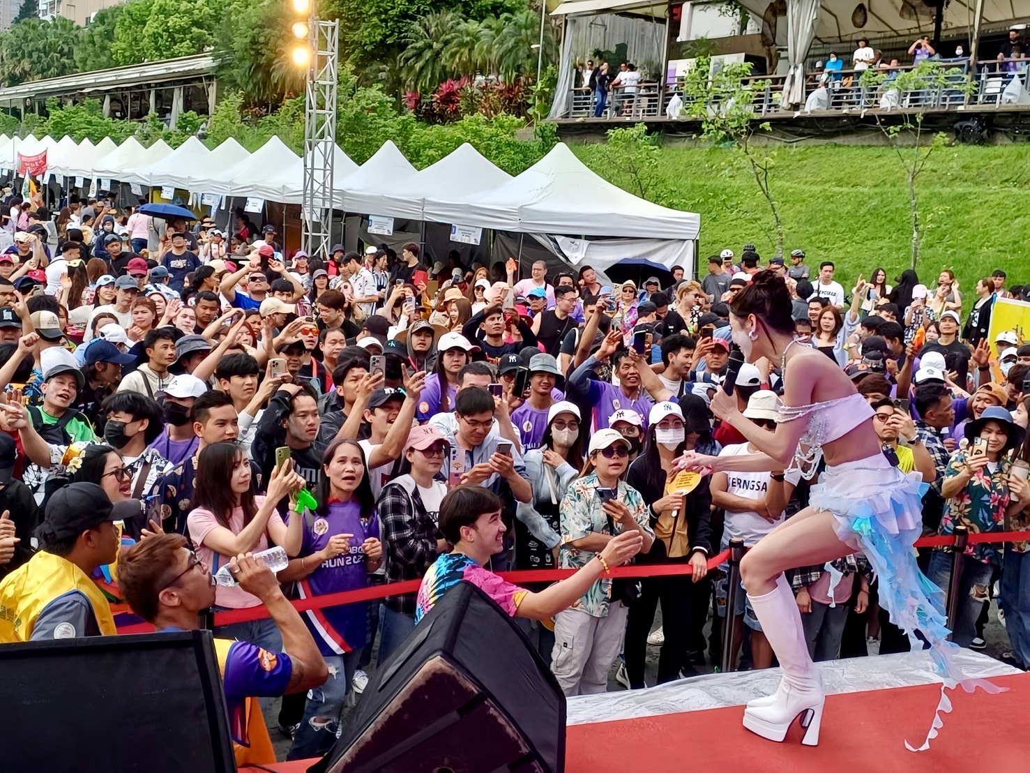 泰國超人氣女星Bam Phailin壓軸登場，帶來多首熱曲。