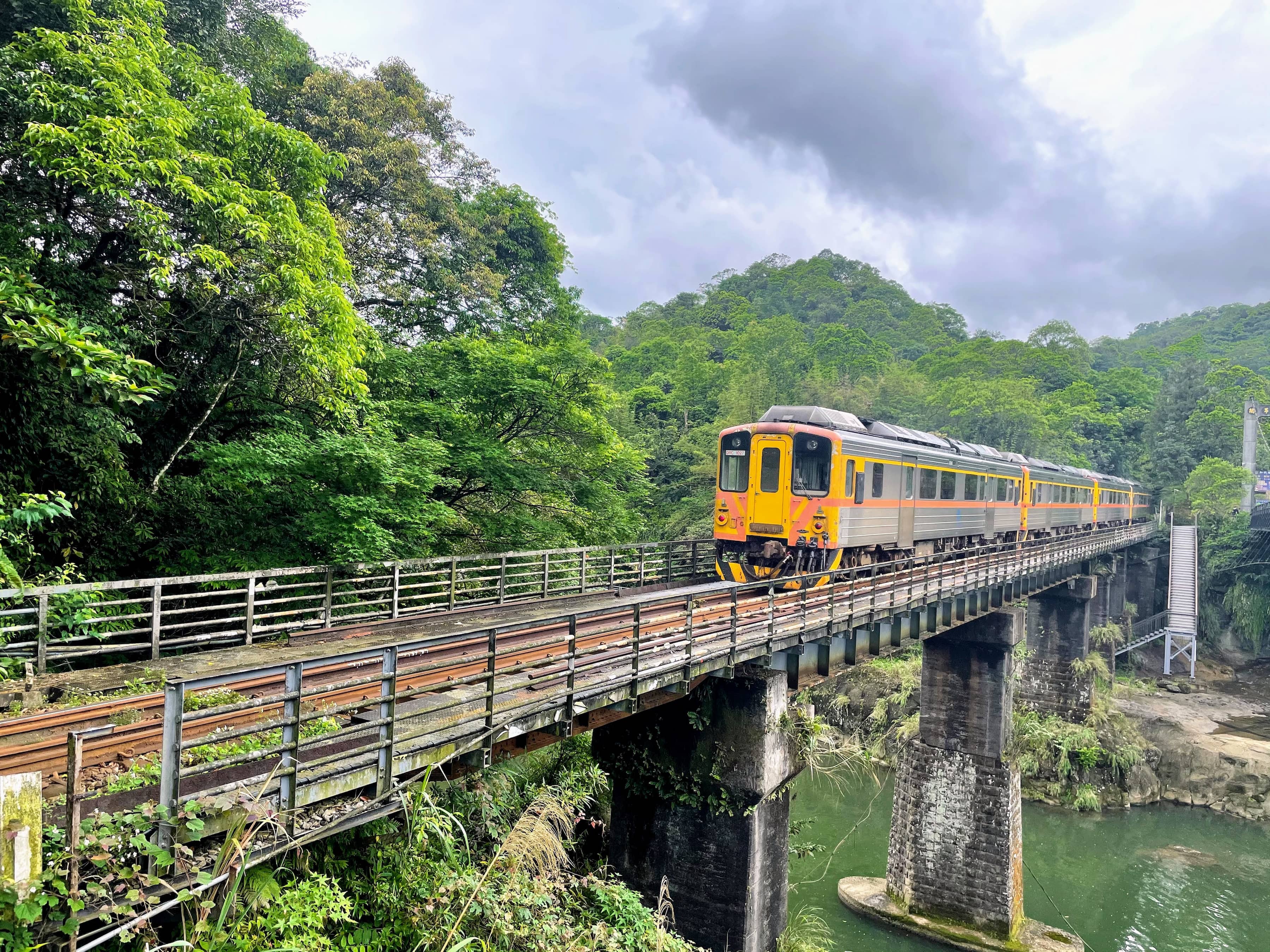 觀瀑吊橋全平溪線上可與火車平行對望的吊橋