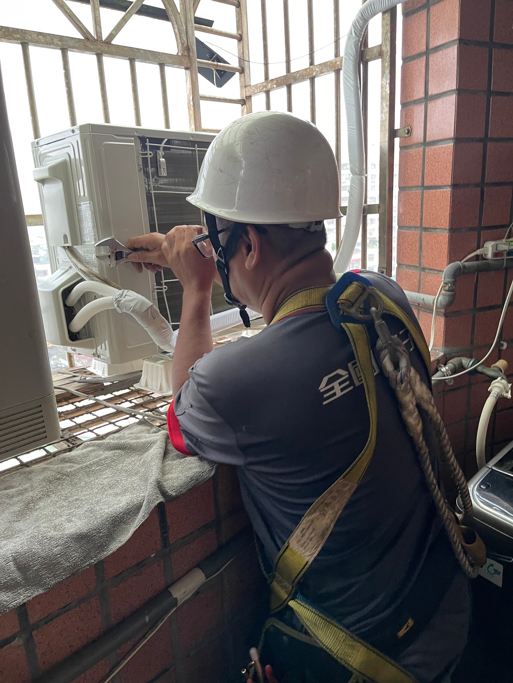  冷氣作業應落實防墜、固定及管制