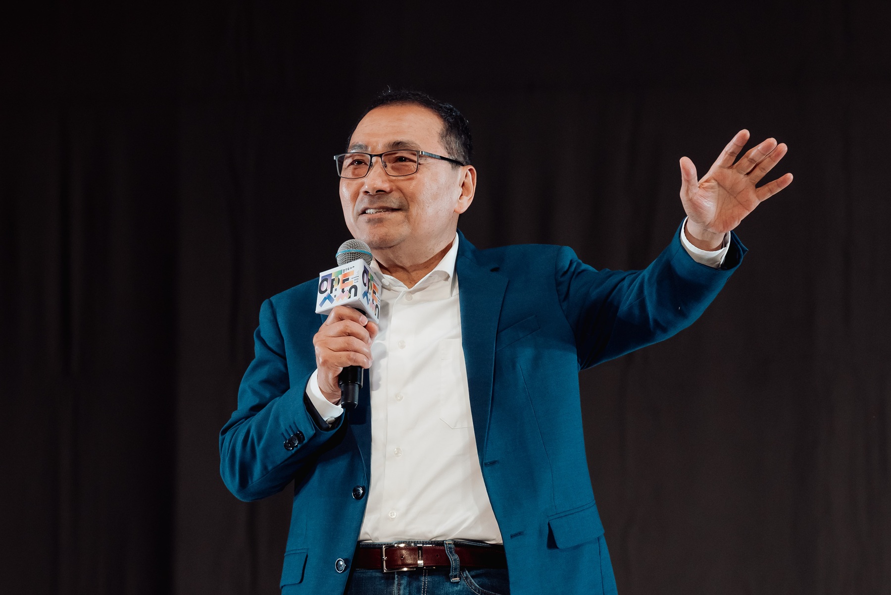 新北市長侯友宜表示，市府特別規劃為期六個週末的開館系列活動，透過市集、表演、光雕與煙火等多元形式，讓藝術以更生活化的方式走入民眾日常。