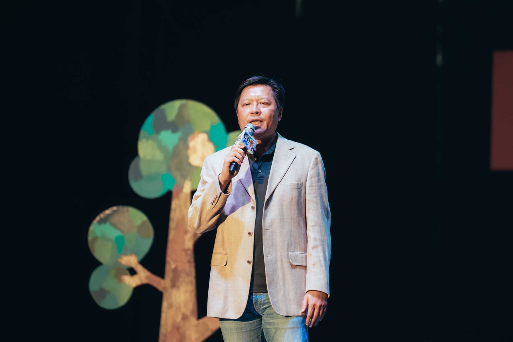 新北市副市長朱惕之表示，市府特別策劃為期六週的開館系列活動，讓藝術透過表演、光雕等多元形式，進入每個人的日常生活。