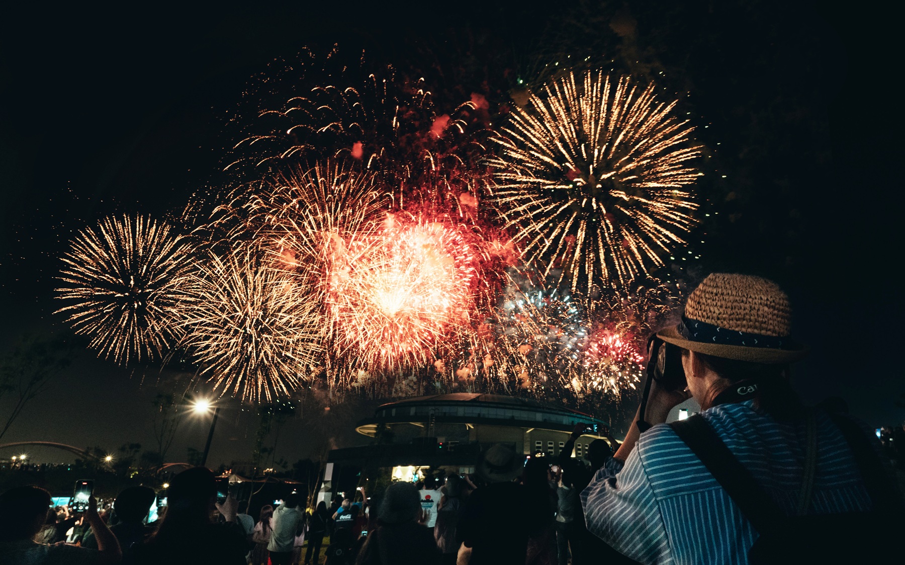 壓軸的300秒煙火秀，為新北市美術館開館首週的夜晚增添難忘回憶。