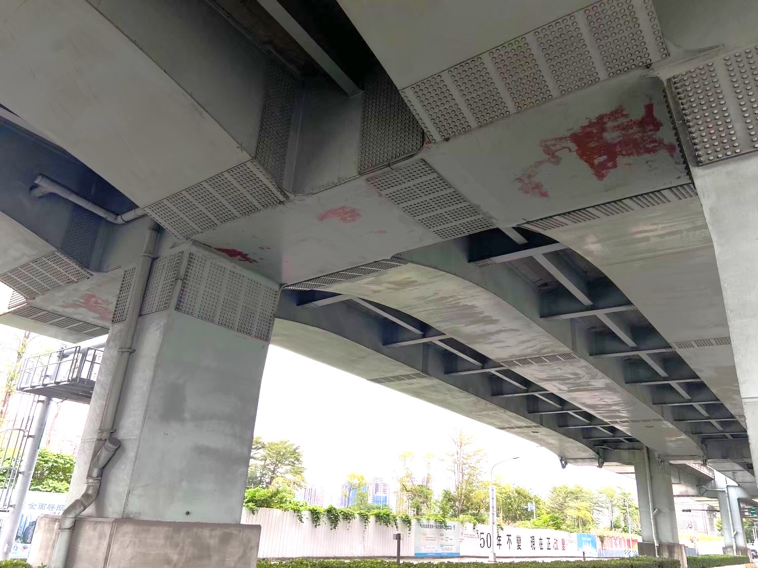 新北市政府養工處辦理台1線高架橋防蝕塗裝工程，自5月1日起至7月29日止分階段封閉改道，提醒用路人留意。