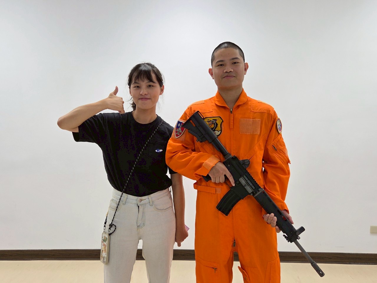  土城社福中心周社工帶服務的案家參訪 案家換上軍服 試著感覺從軍的帥氣和英挺