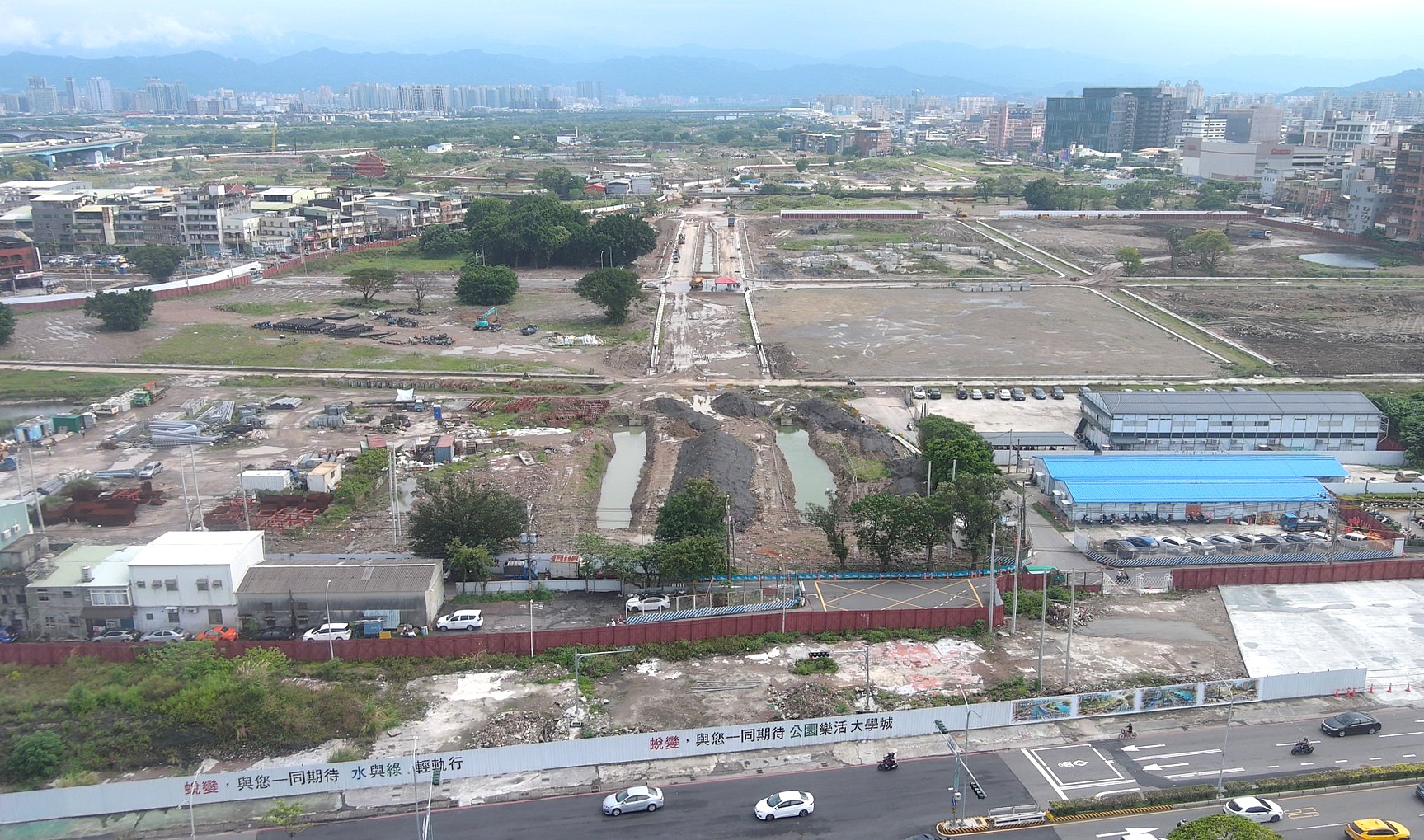 塭仔圳二區部分路網已見雛型，6月底將開通兩條計畫道路。新北市地政局提供
