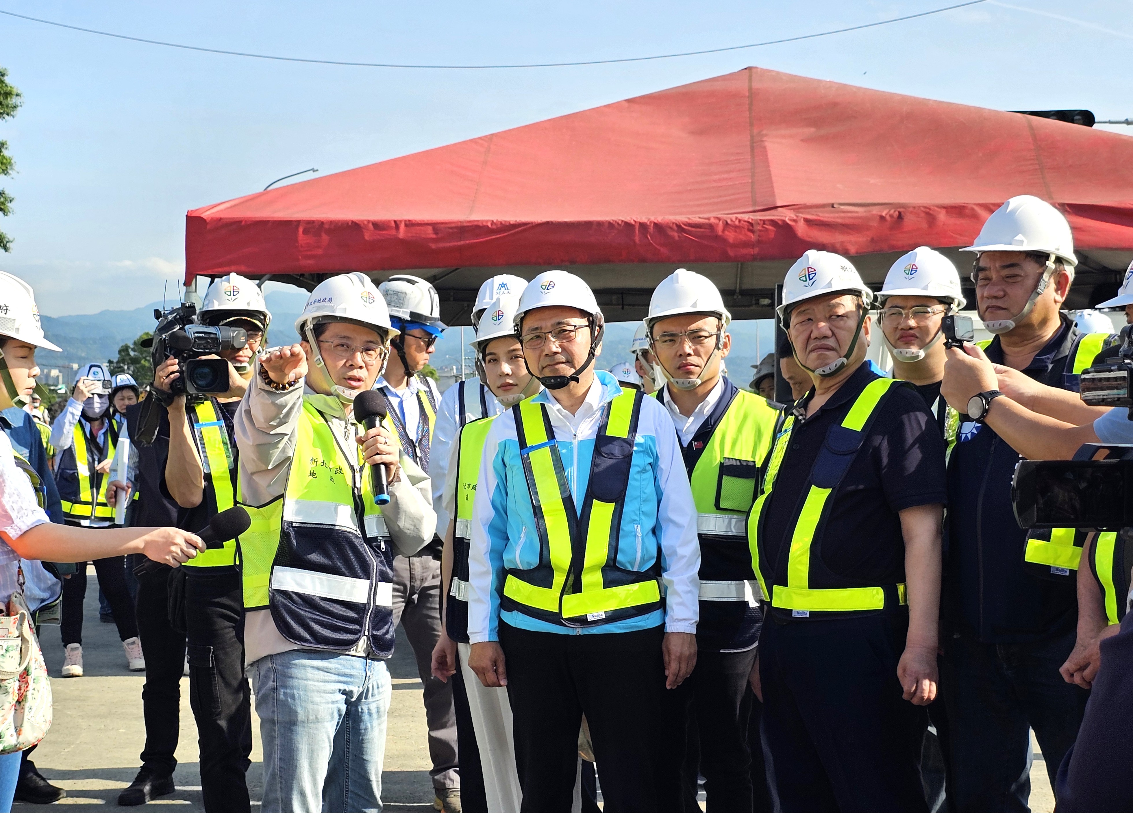 新北市長侯友宜視察塭仔圳二區道路工程。新北市地政局提供