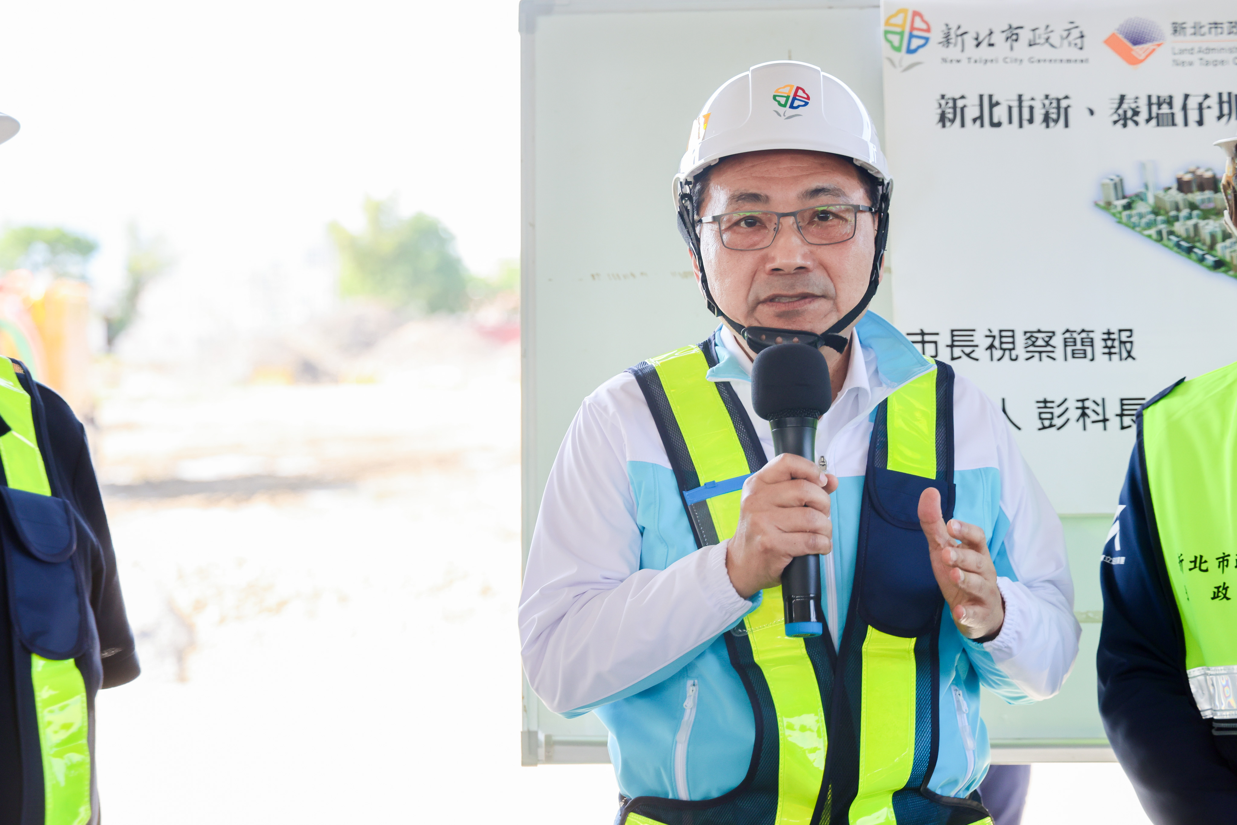  侯友宜表示，國營路及新富三路將連結新莊地區東西向交通，有效紓解附近商圈、台65線匝道及舊有道路交通壅塞情形。