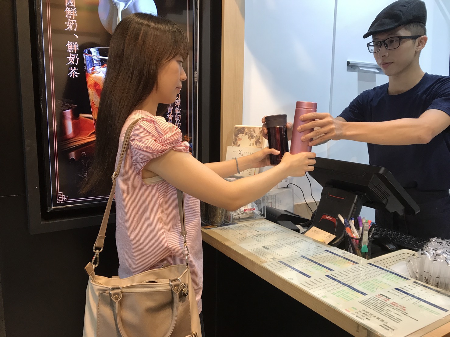 民眾不只在逛市場時能以「自備、重複、少用」3招減少使用一次用塑膠袋，日常生活中也可以透過自備環保餐具、環保杯及環保袋等方式，為環境保護盡一份心力