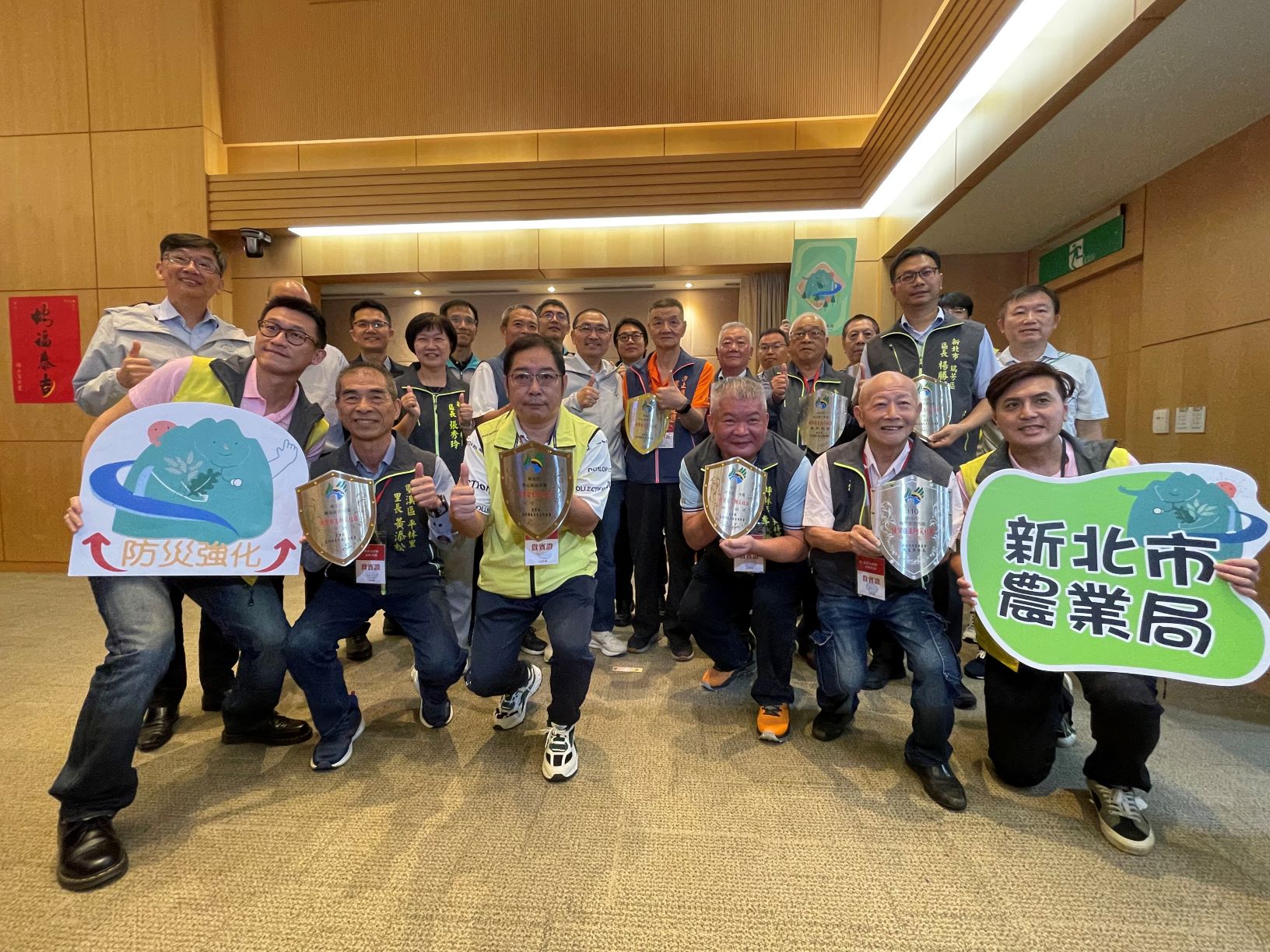  今(30)日於市政會議中各獲獎社區之里長及代表向市長侯友宜分享榮耀