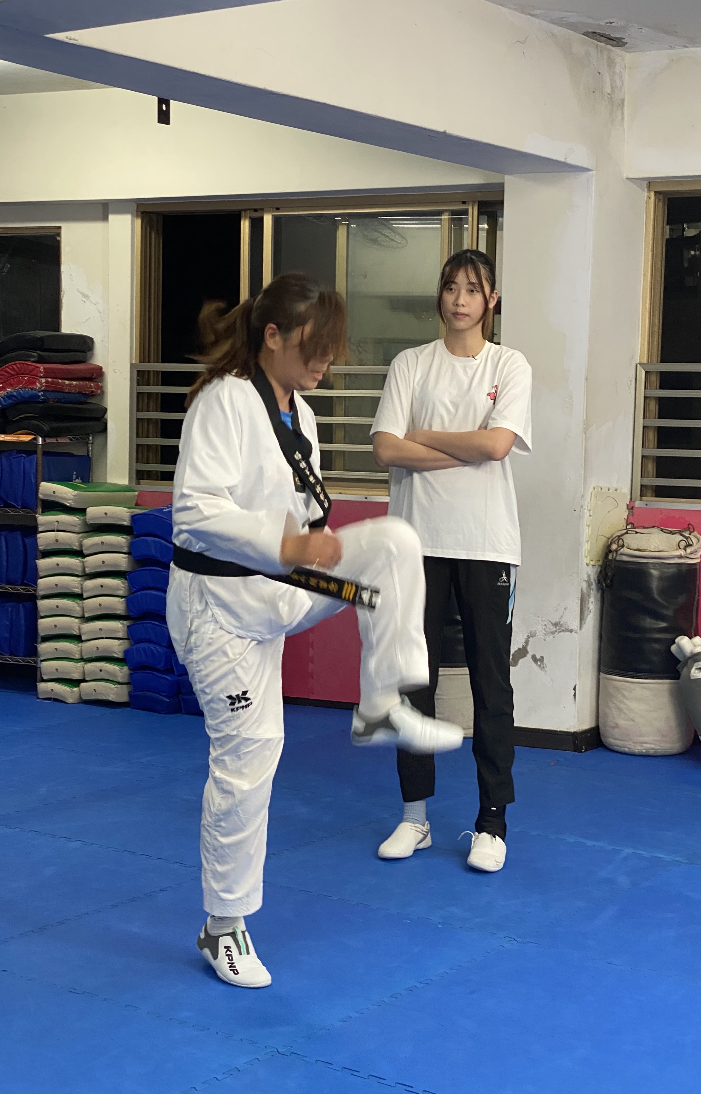 奧運跆拳道國手羅嘉翎擔任媽媽「何千金」的教練，母女聯手參加世壯運