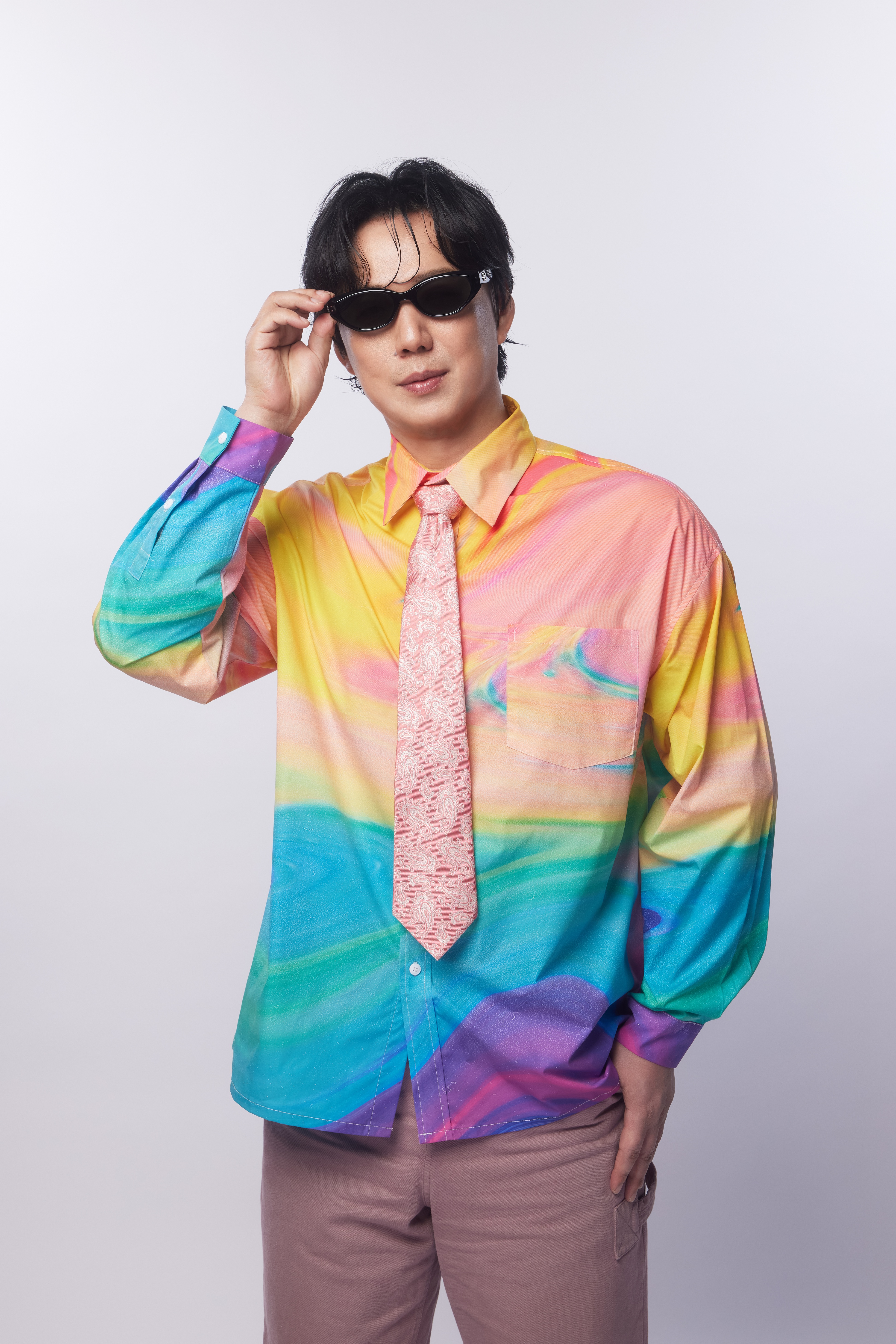 5月4日在新北市美術館戶外園區，由金曲歌王蕭煌奇與龍潭愛樂管弦樂團接力獻唱。(華納音樂提供)