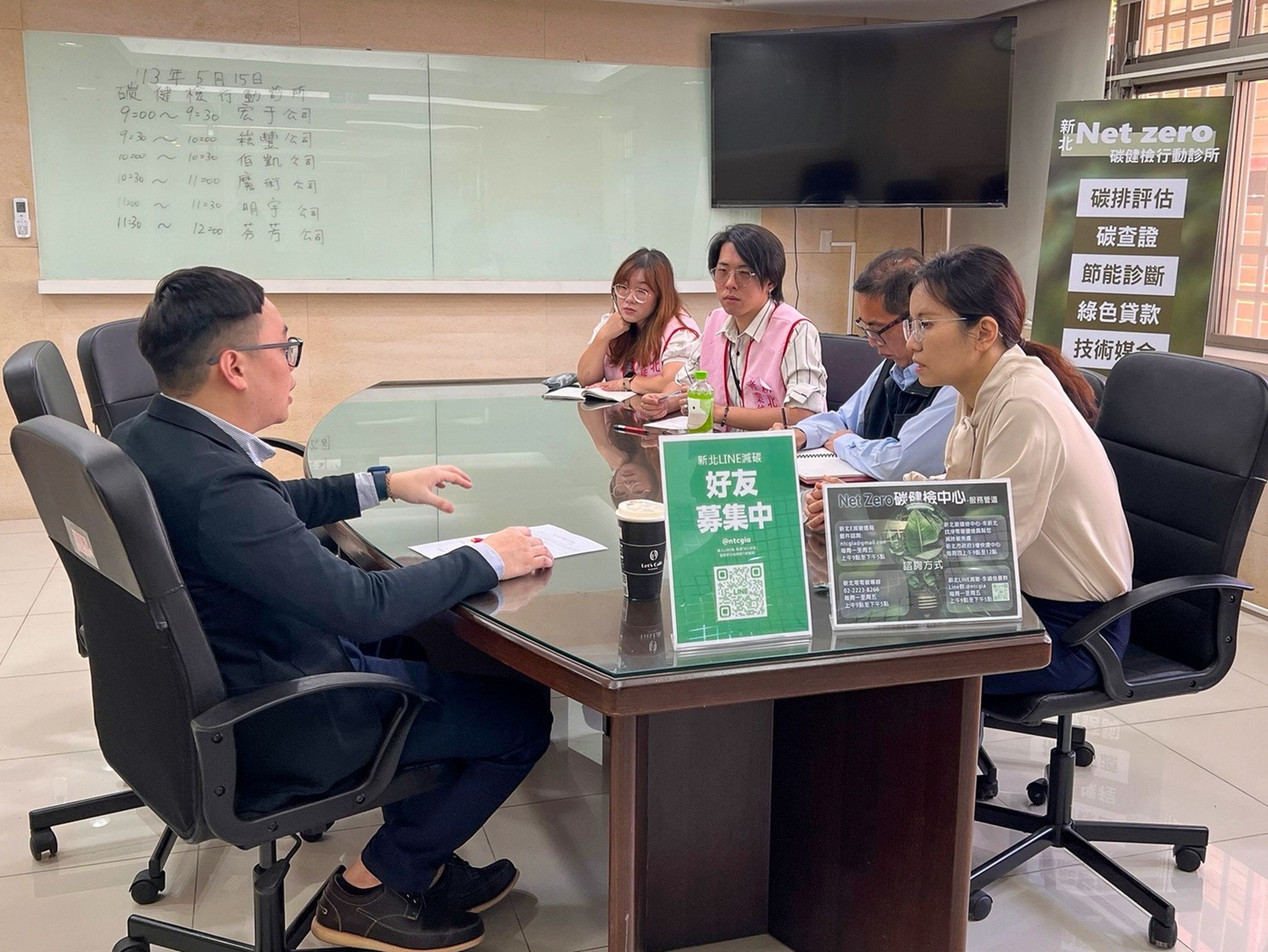 專家學者提供減碳諮詢輔導。截至114年4月碳健檢中心已協助超過600家企業完成碳諮詢服務