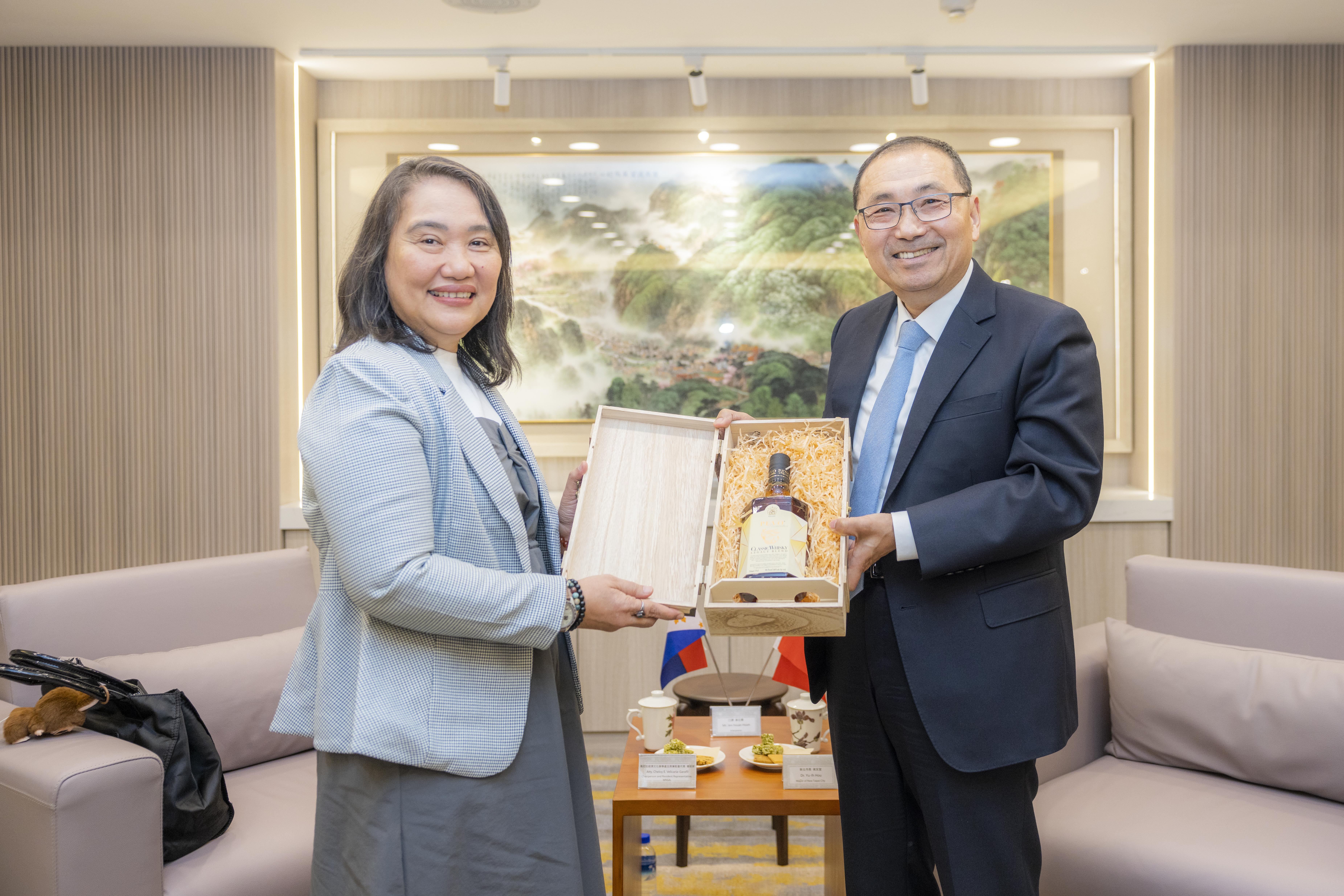 侯市長致贈葛若菲主席（左）紀念酒並合影留念
