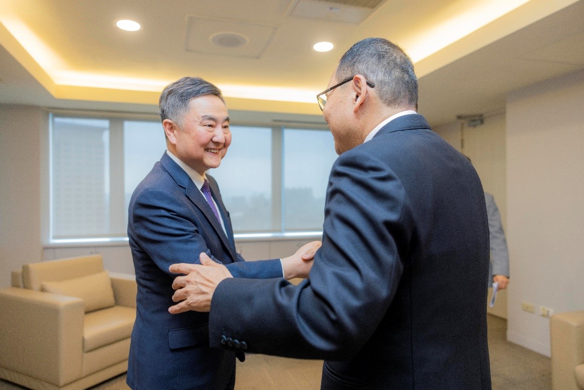 侯市長與李殷鎬代表（左）握手致意