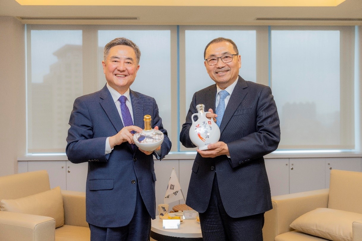 侯市長與李殷鎬代表（左）互贈紀念酒並合影留念
