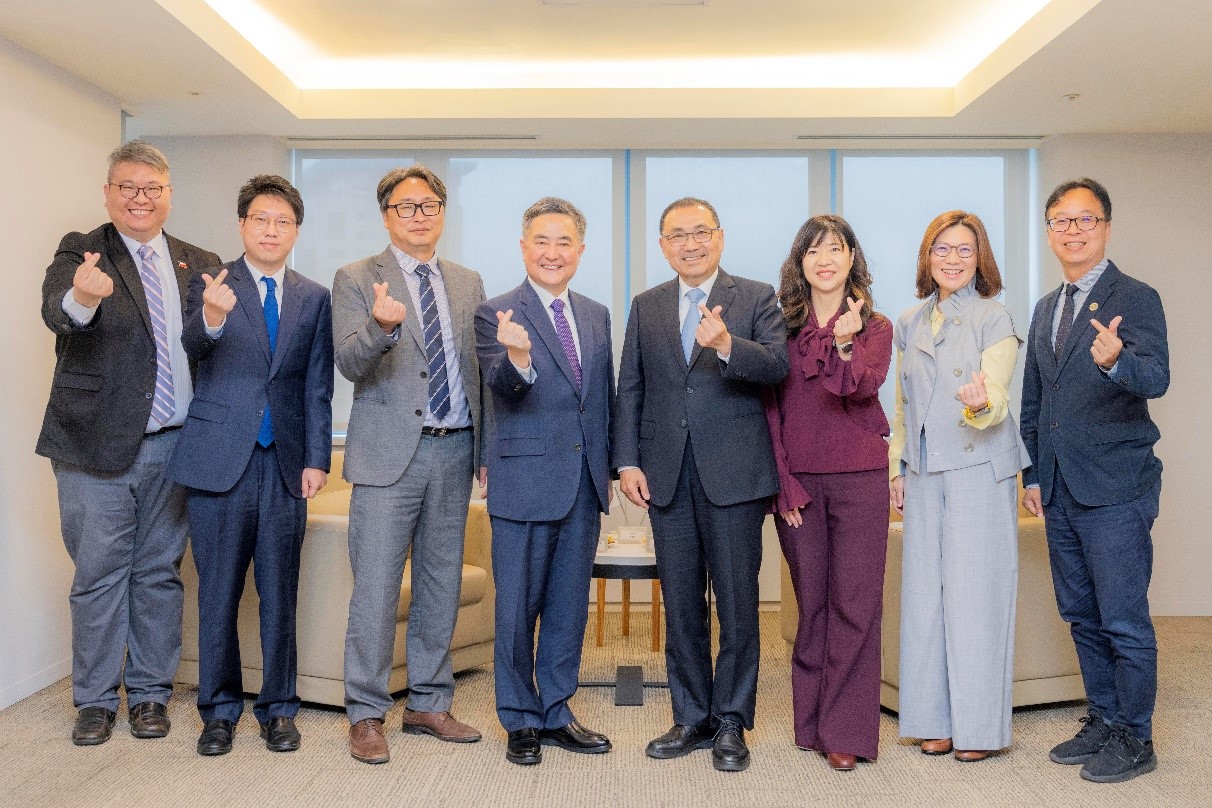 拜會結束前進行大合影