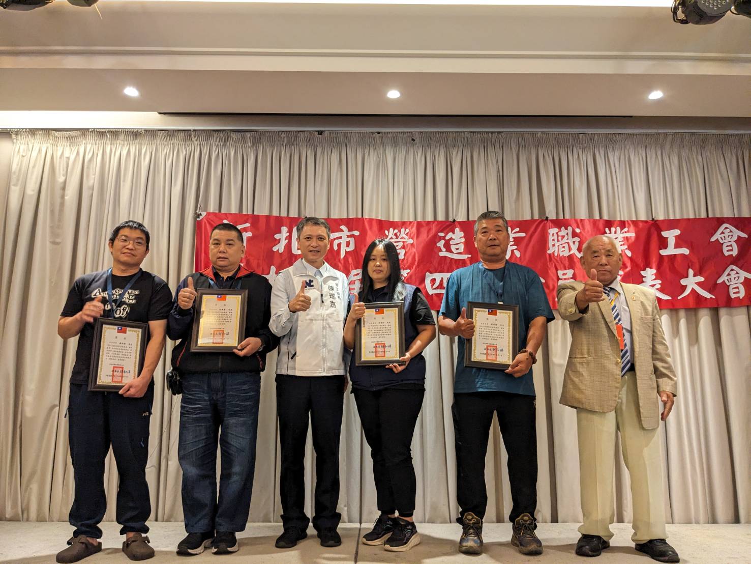 局長、理事長胡和澤與獲獎模範勞工合影1