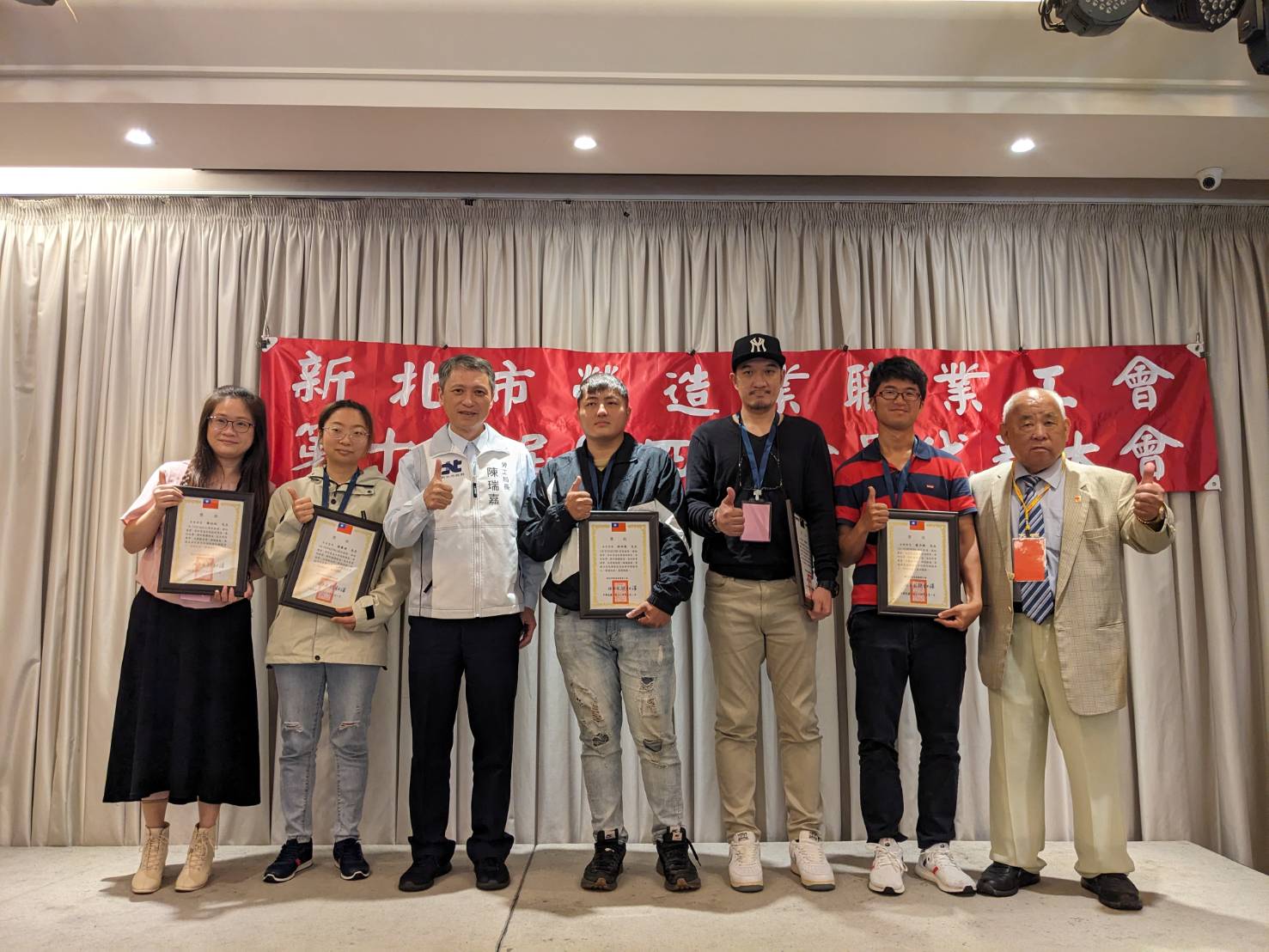 局長、理事長胡和澤與獲獎模範勞工合影2
